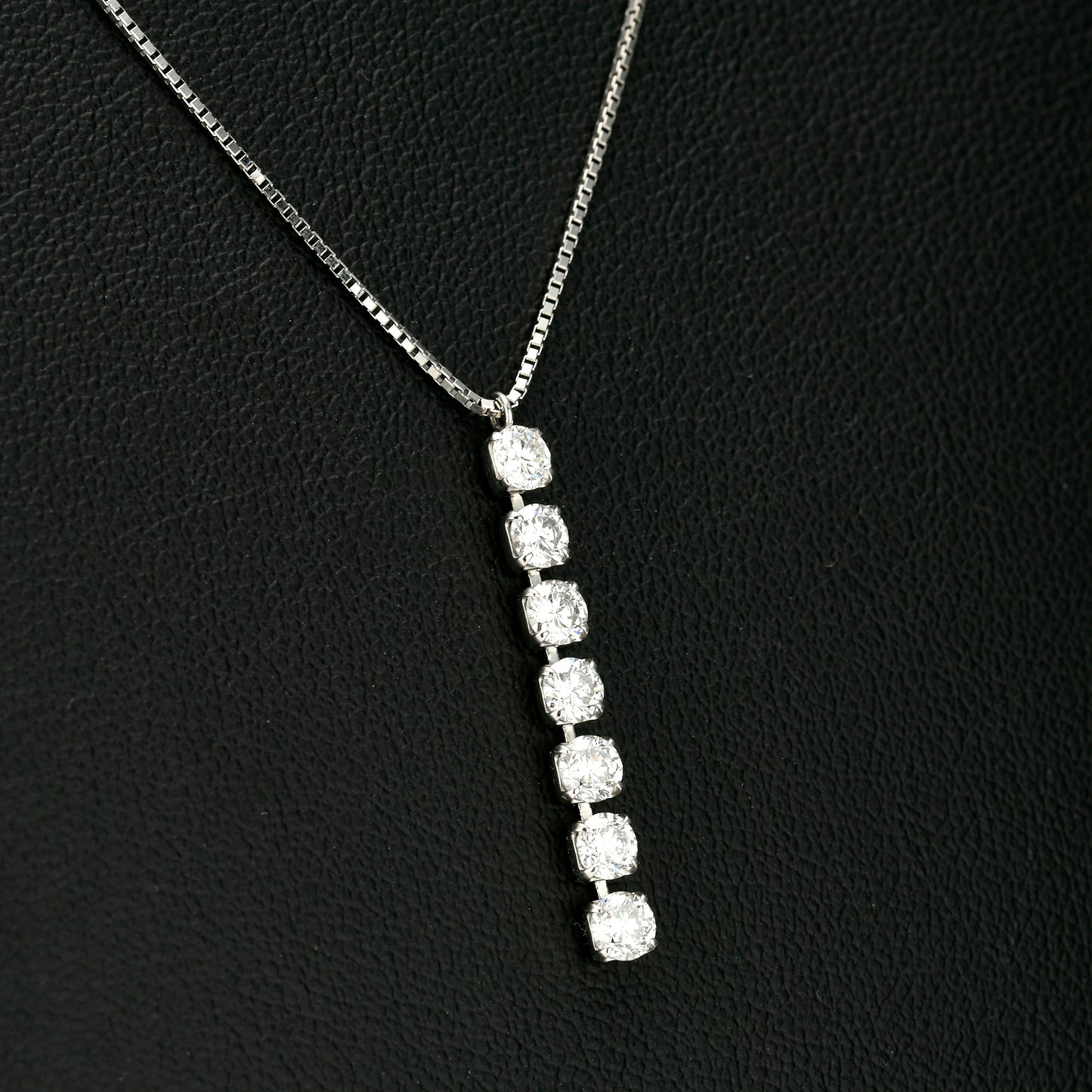 プラチナ製ダイヤモンドペンダント 合計1.00ctのきれいなダイヤモンドを使用 DJC12733-1.00ct/7p