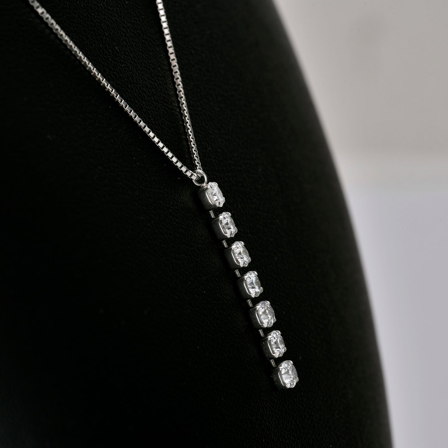 プラチナ製ダイヤモンドペンダント 合計1.00ctのきれいなダイヤモンドを使用 DJC12733-1.00ct/7p