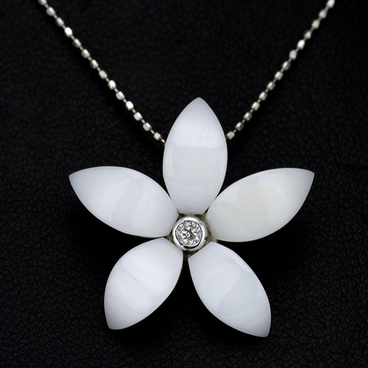 白珊瑚(シロサンゴ)ペンダントトップ  透き通るような白色の珊瑚、立体感のあるデザイン