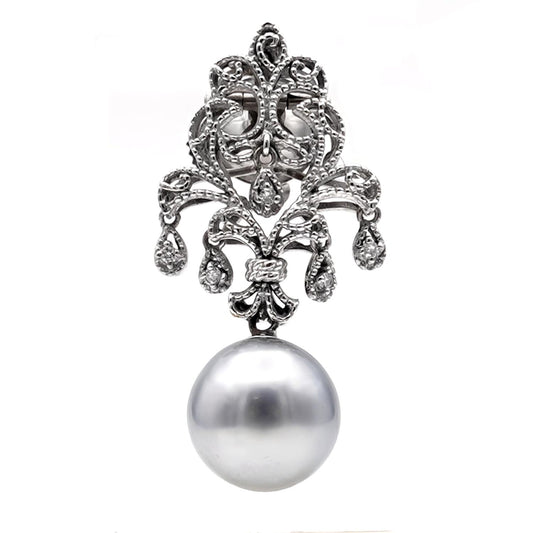 黒蝶真珠ペンダントトップ兼ラペルピン ブルーグレー系の色・照りの良い真珠、ホワイトゴールドふんだんに使い、5個のダイヤモンドが揺れるお洒落なペンダント PH-KC-11.4-TG04082016-K18WG