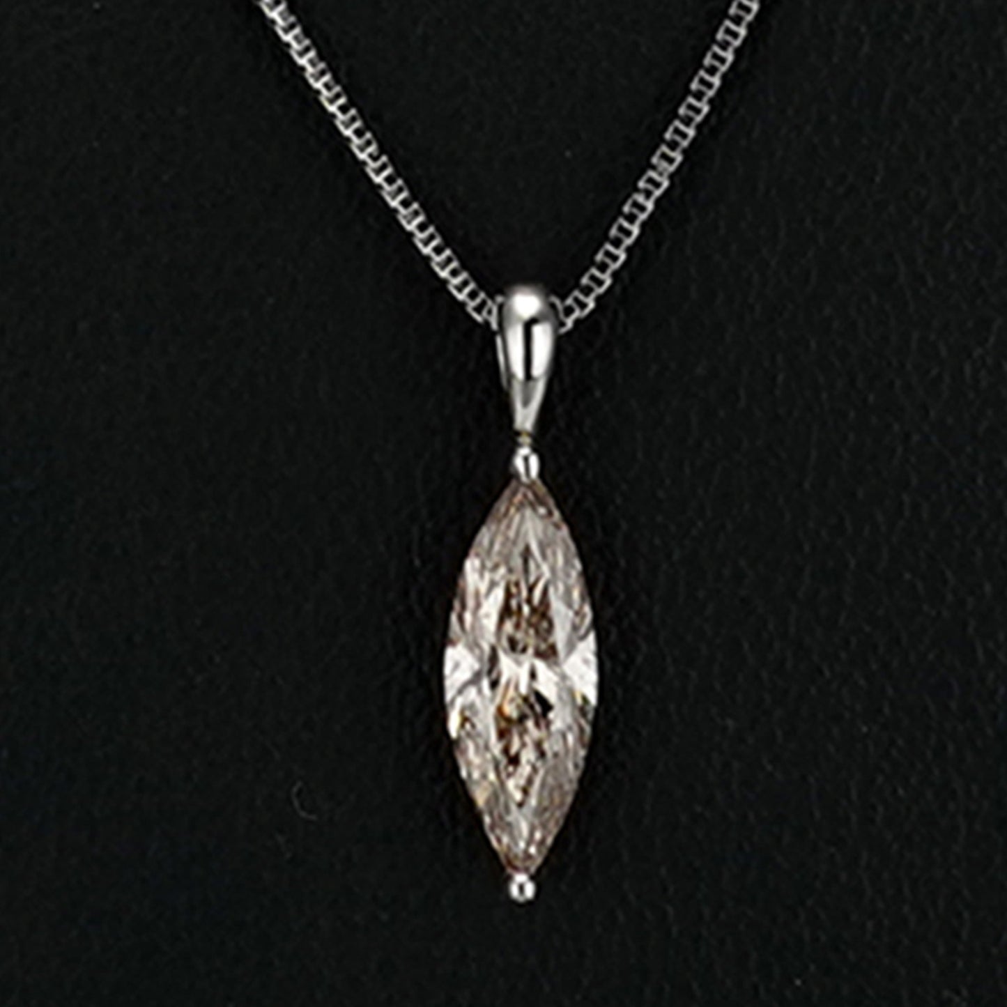 プラチナ製ダイヤモンドペンダント1.087ct FancyLichtBrown(マーキースカット)のダイヤモンドを使用 PND-MQ-1.087ct