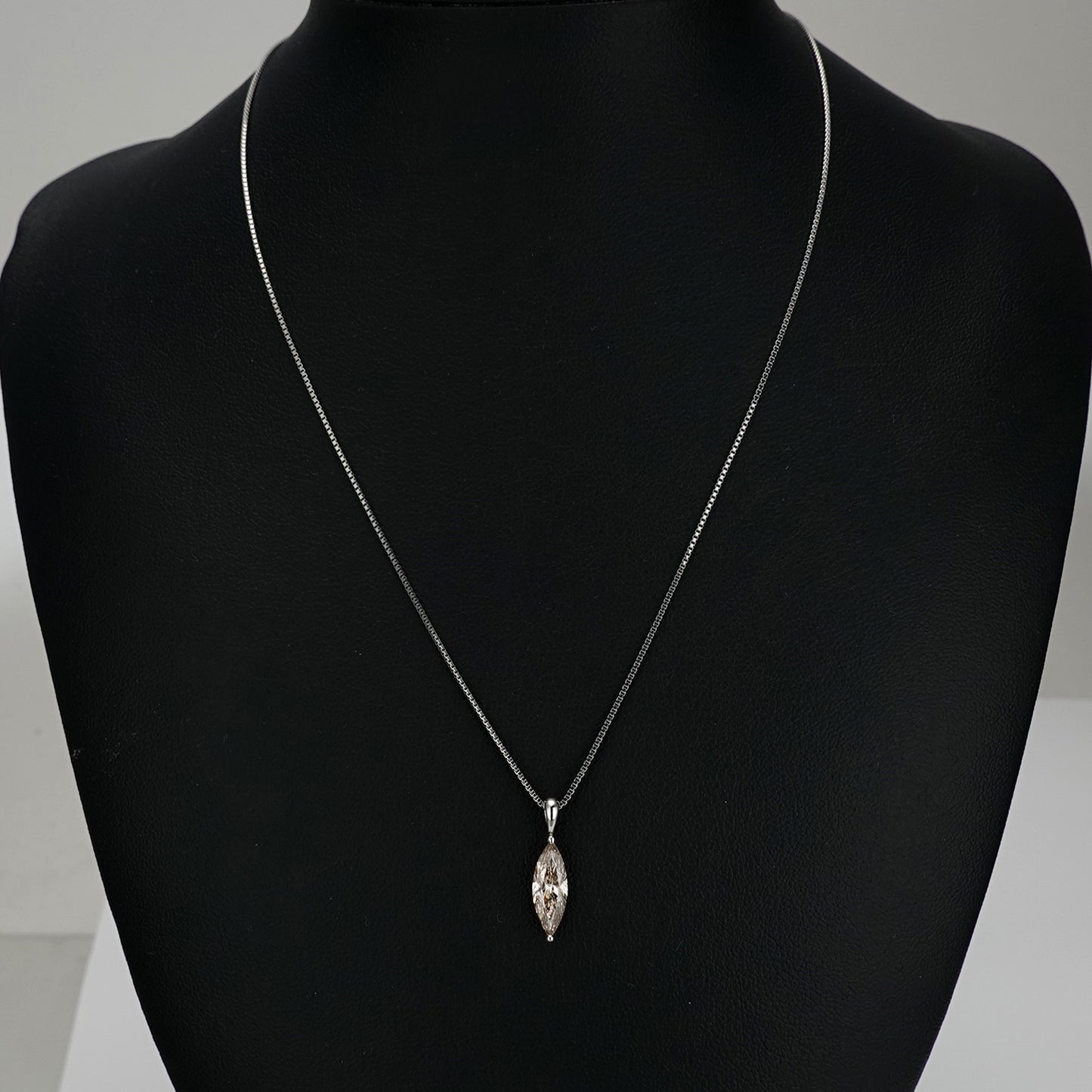 プラチナ製ダイヤモンドペンダント1.087ct FancyLichtBrown(マーキースカット)のダイヤモンドを使用 PND-MQ-1.087ct