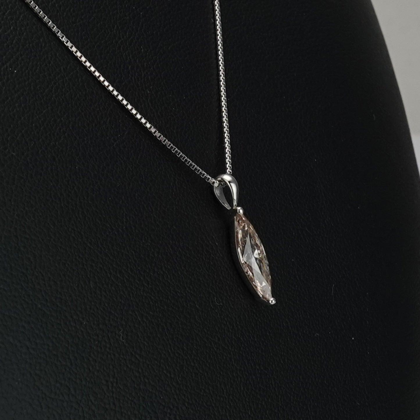 プラチナ製ダイヤモンドペンダント1.087ct FancyLichtBrown(マーキースカット)のダイヤモンドを使用 PND-MQ-1.087ct