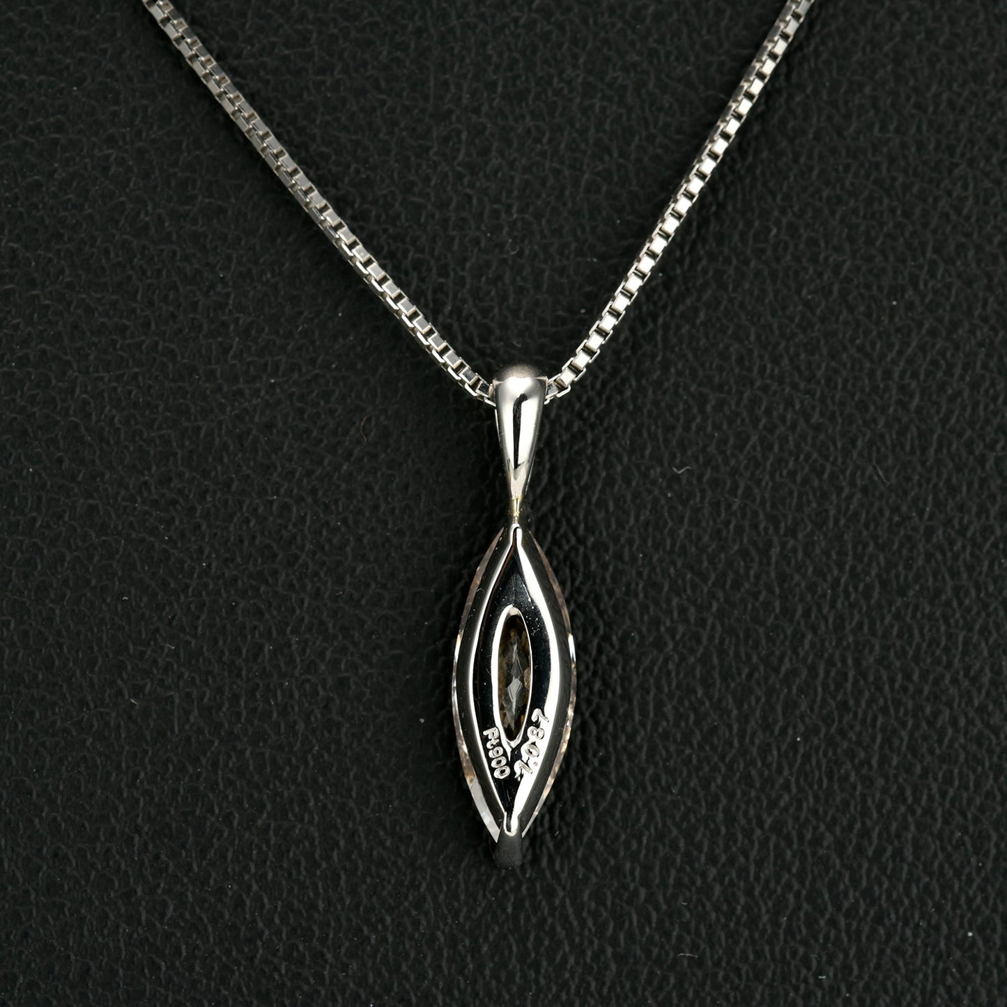 プラチナ製ダイヤモンドペンダント1.087ct FancyLichtBrown(マーキースカット)のダイヤモンドを使用 PND-MQ-1.087ct