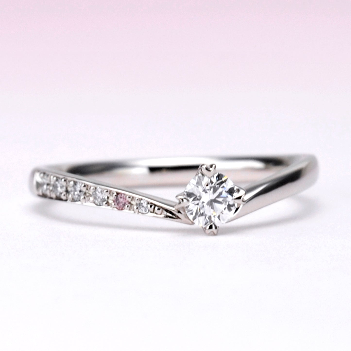 婚約指輪 ハート型の爪が個性的なV字リング 天然ピンクダイヤとH&Cメレダイヤの高級品 ES1NZKph-0.20ct,D