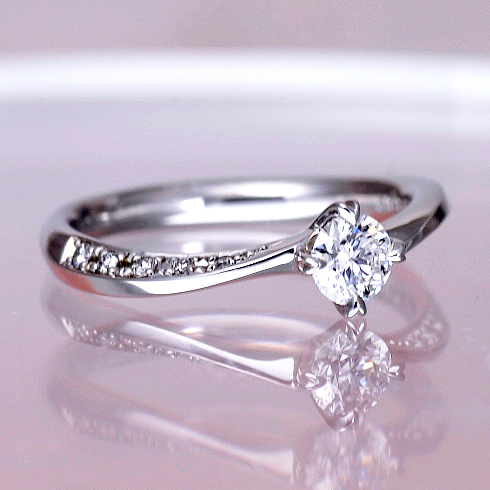 婚約指輪 ハート型の爪が個性的なダイヤモンドリング ウェーブデザインの高級感溢れるリング ES1-72-0.20ct,F,SI2,VG~Pt