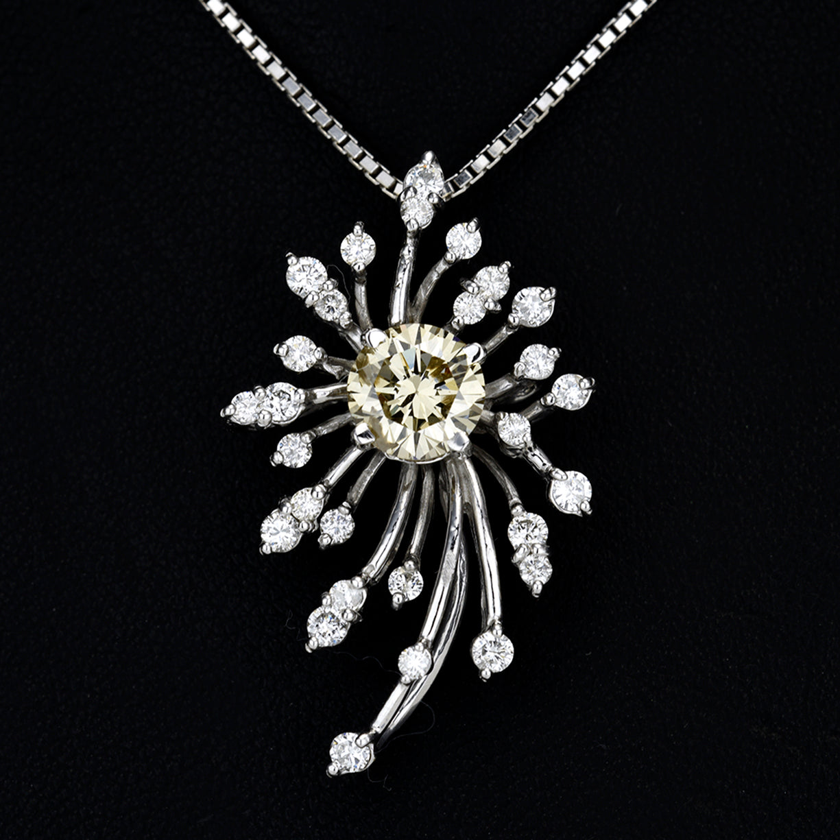 メインダイヤモンド1.01ct メレダイヤをふんだんに使った豪華で個性的なデザインのダイヤモンドペンダント-PND-SAM7439-K18WG-1.041ct+0.56ct