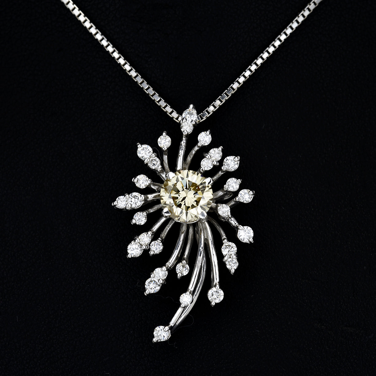 メインダイヤモンド1.01ct メレダイヤをふんだんに使った豪華で個性的なデザインのダイヤモンドペンダント-PND-SAM7439-K18WG-1.041ct+0.56ct