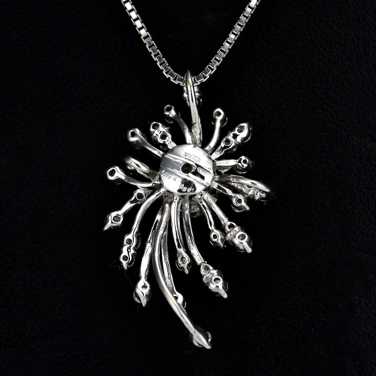 メインダイヤモンド1.01ct メレダイヤをふんだんに使った豪華で個性的なデザインのダイヤモンドペンダント-PND-SAM7439-K18WG-1.041ct+0.56ct