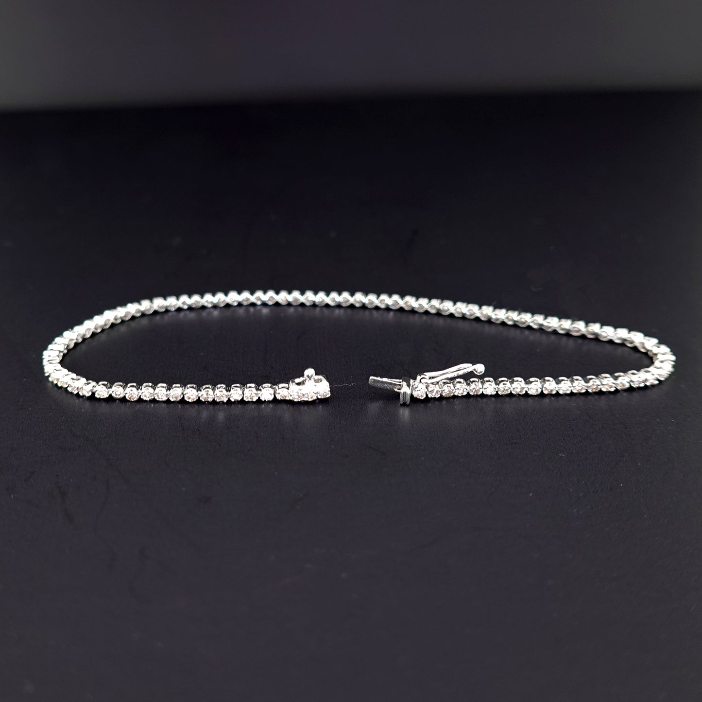 ダイヤモンドテニスブレスレット【1.00ct】 お手頃な上品なデザインのダイヤモンドブレスレットBLD1.00ct-TG08042103-K18WG