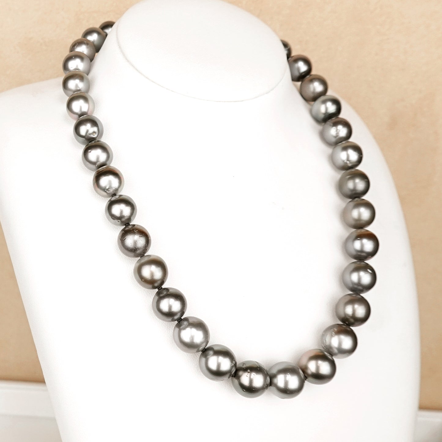 お手頃価格の黒蝶真珠ネックレス ラウンド~セミラウンド系、KC-N-10.0〜12.5mm-SE001024