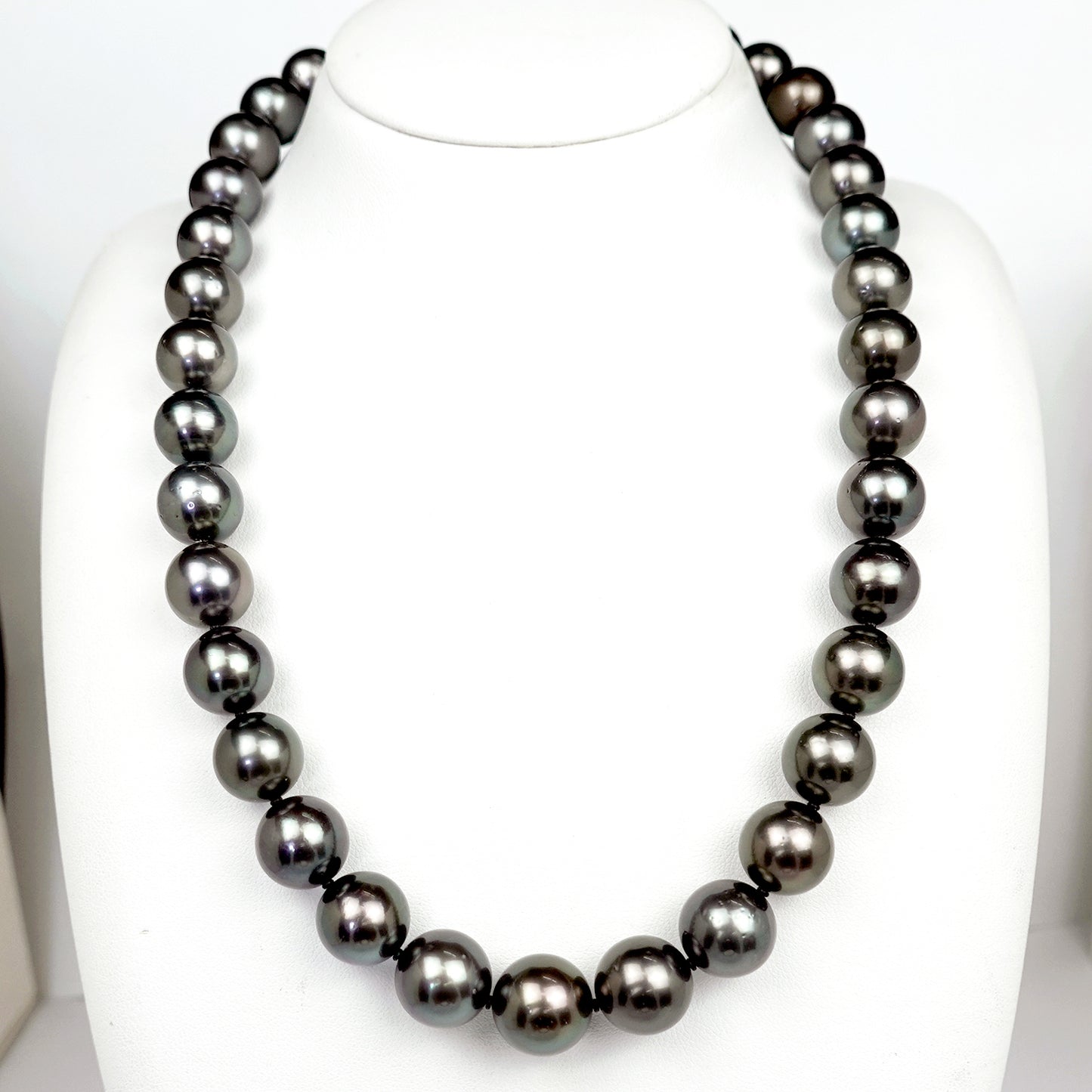 【オーロラピーコック】黒蝶真珠ネックレス グリーン系の色の中にレッドがかった光沢がある魅力的な色で、照りが非常に強い高品質な真珠【真珠科学研究所鑑定鑑別書付】 KC-N-11.0～12.9mm-SK-XXX191