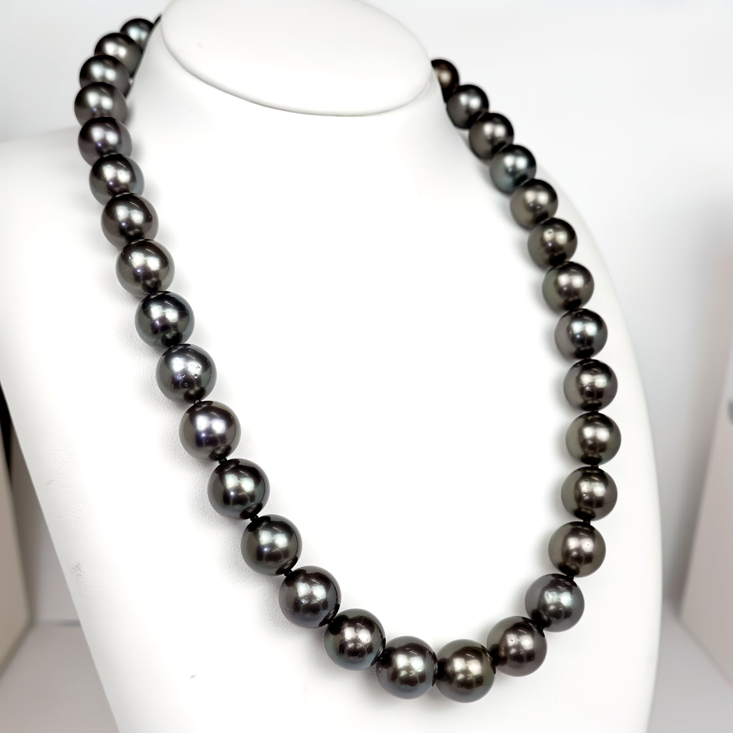 【オーロラピーコック】黒蝶真珠ネックレス グリーン系の色の中にレッドがかった光沢がある魅力的な色で、照りが非常に強い高品質な真珠【真珠科学研究所鑑定鑑別書付】 KC-N-11.0～12.9mm-SK-XXX191