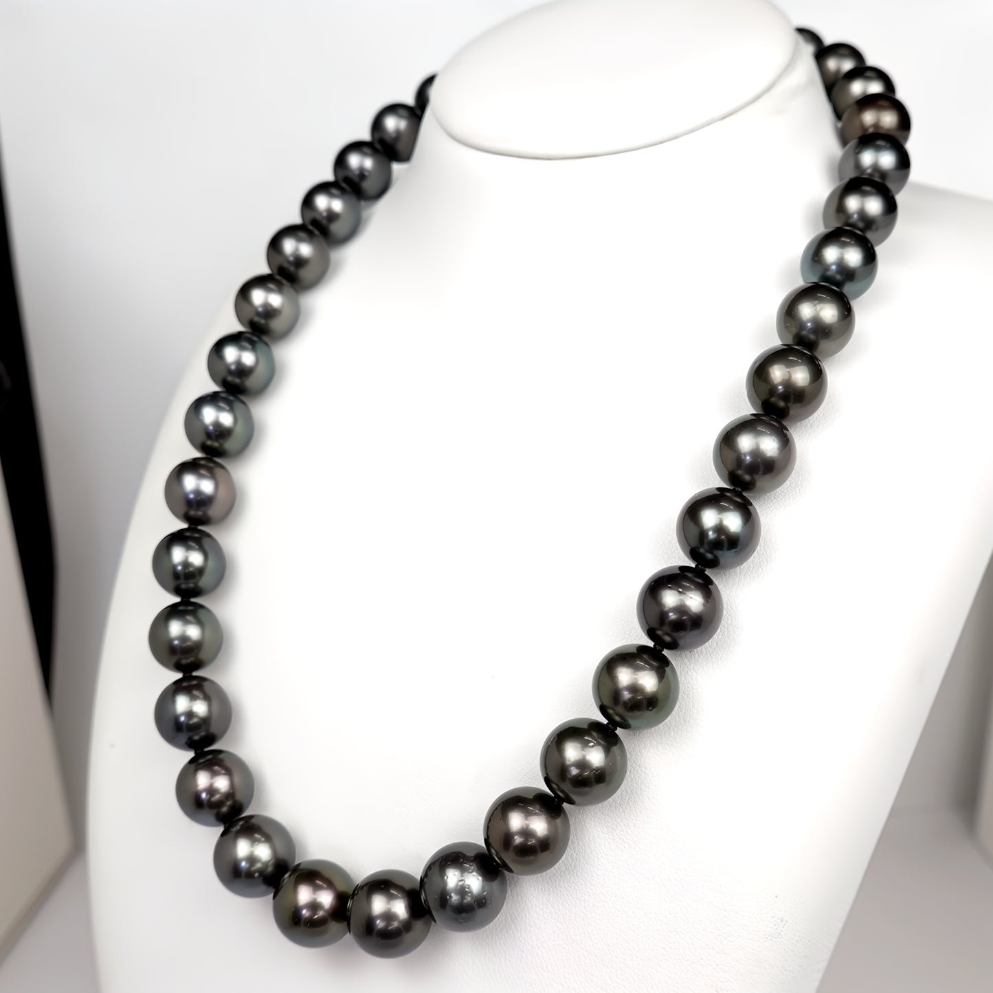 【オーロラピーコック】黒蝶真珠ネックレス グリーン系の色の中にレッドがかった光沢がある魅力的な色で、照りが非常に強い高品質な真珠【真珠科学研究所鑑定鑑別書付】 KC-N-11.0～12.9mm-SK-XXX191