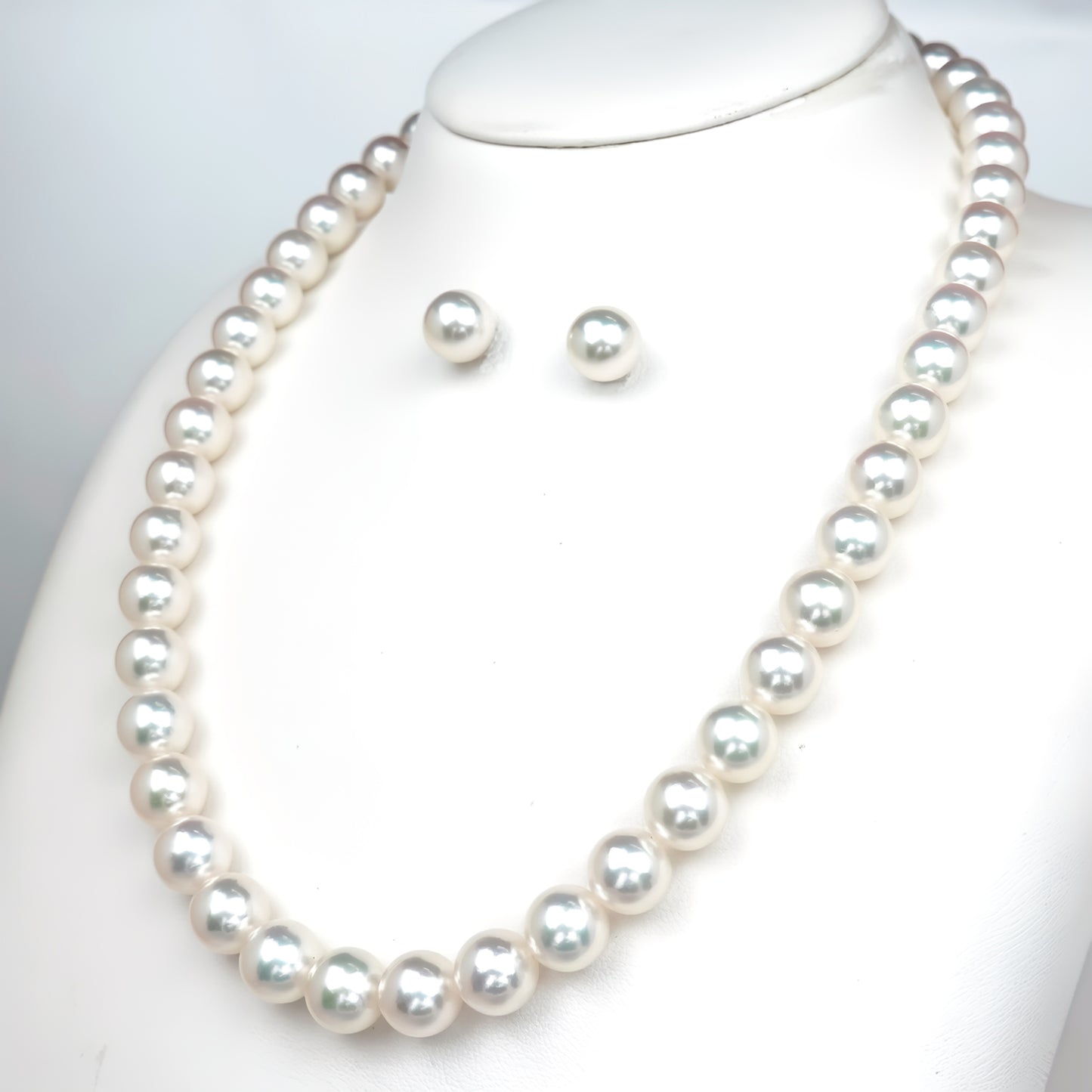 【オーロラ花珠】［8.5〜9.0mm］真珠ネックレス＋ピアス（イヤリング）セット シルバーホワイト系の落ち着きのある上品な色です。【真珠科学研究所花珠鑑別鑑定書付】 PNE85-花珠-SS-XXX731