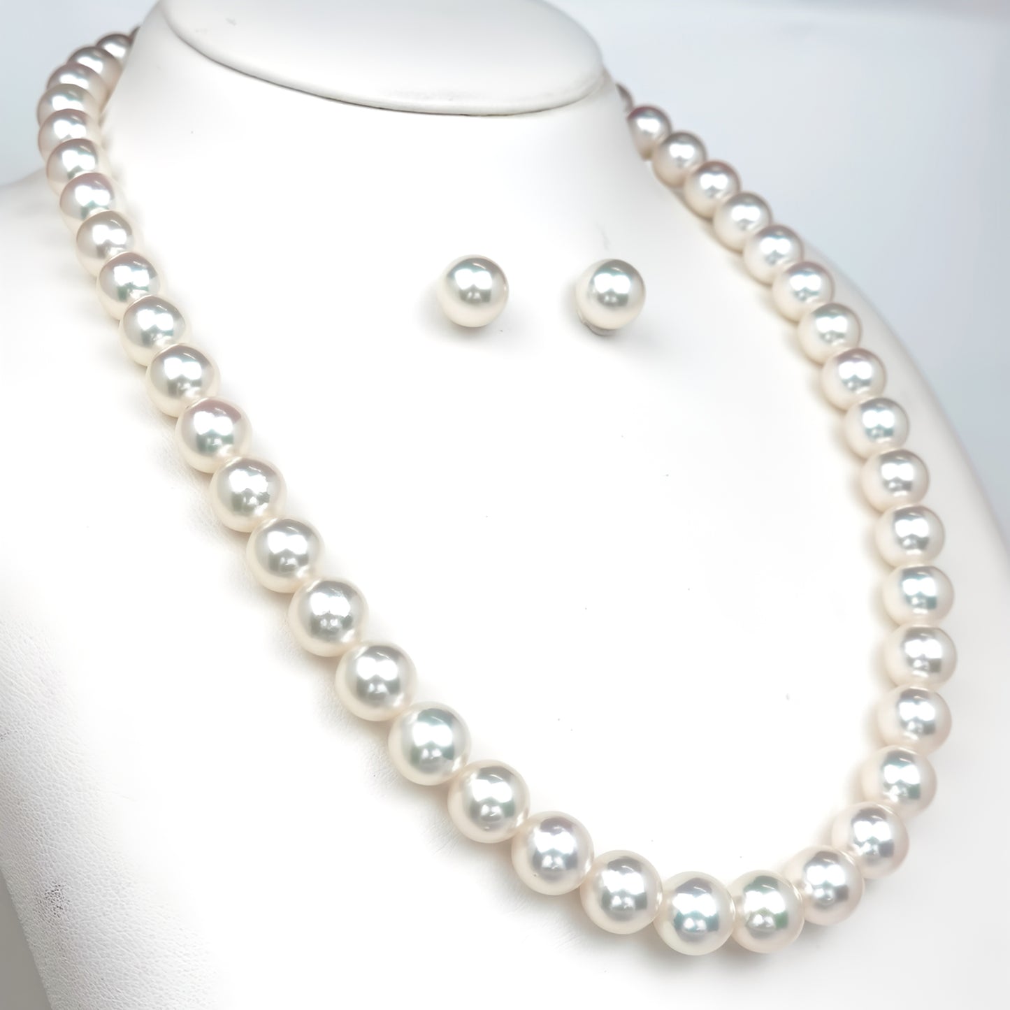 【オーロラ花珠】［8.5〜9.0mm］真珠ネックレス＋ピアス（イヤリング）セット シルバーホワイト系の落ち着きのある上品な色です。【真珠科学研究所花珠鑑別鑑定書付】 PNE85-花珠-SS-XXX731