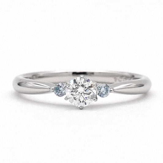 プラチナ婚約指輪 サイドに爽やかな水色のアイスブルーダイヤを使用 ENJ116-b-0.20ct,F