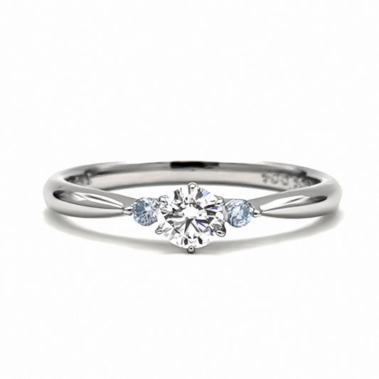 プラチナ婚約指輪 サイドに爽やかな水色のアイスブルーダイヤを使用 ENJ116-b-0.20ct,F