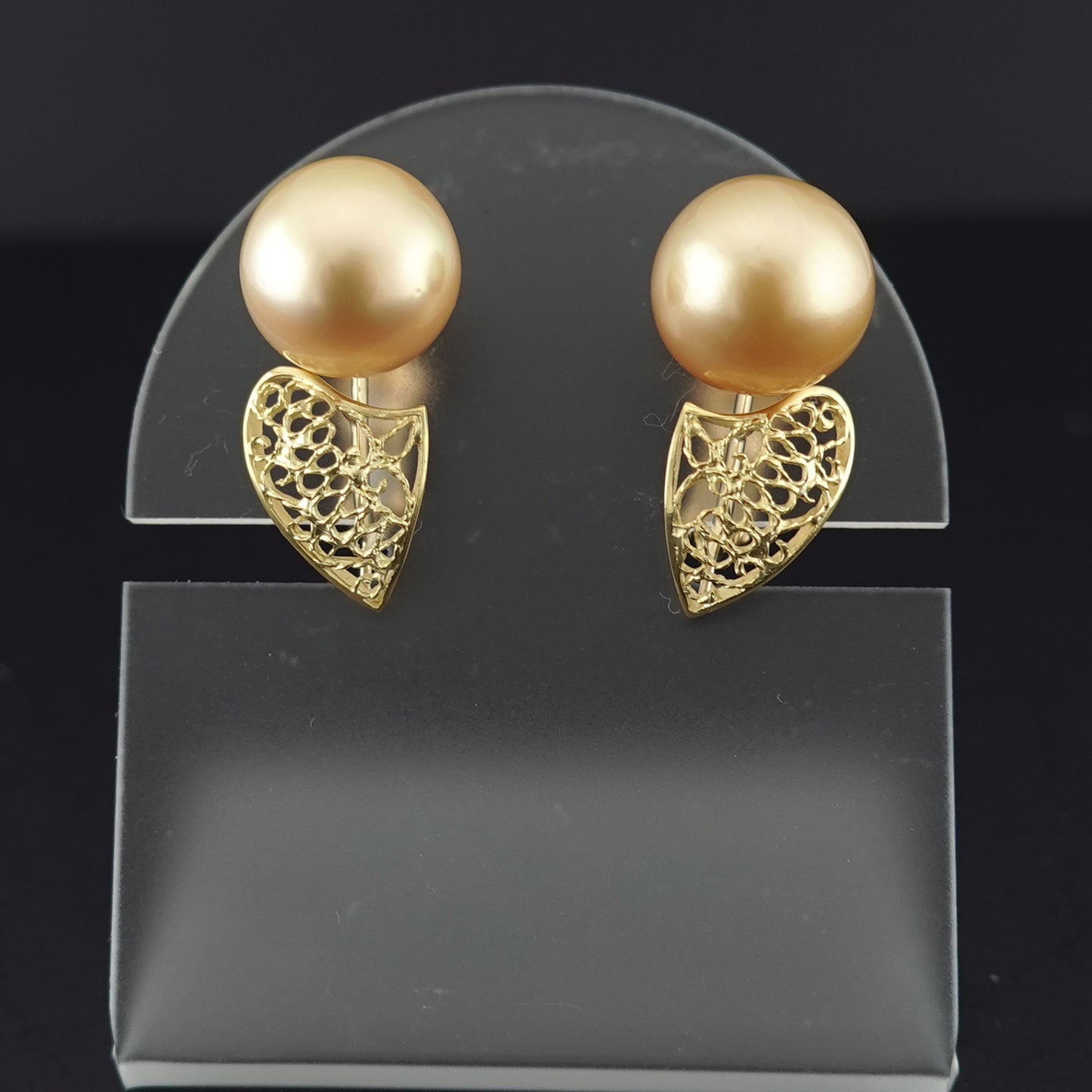 白蝶ゴールデンパールイヤリング10.3mm K18YGの透かし模様が印象的なきれいな金色の白蝶真珠を使用したイヤリング ERP-SC-G-10.3mm-K18YG-E-936