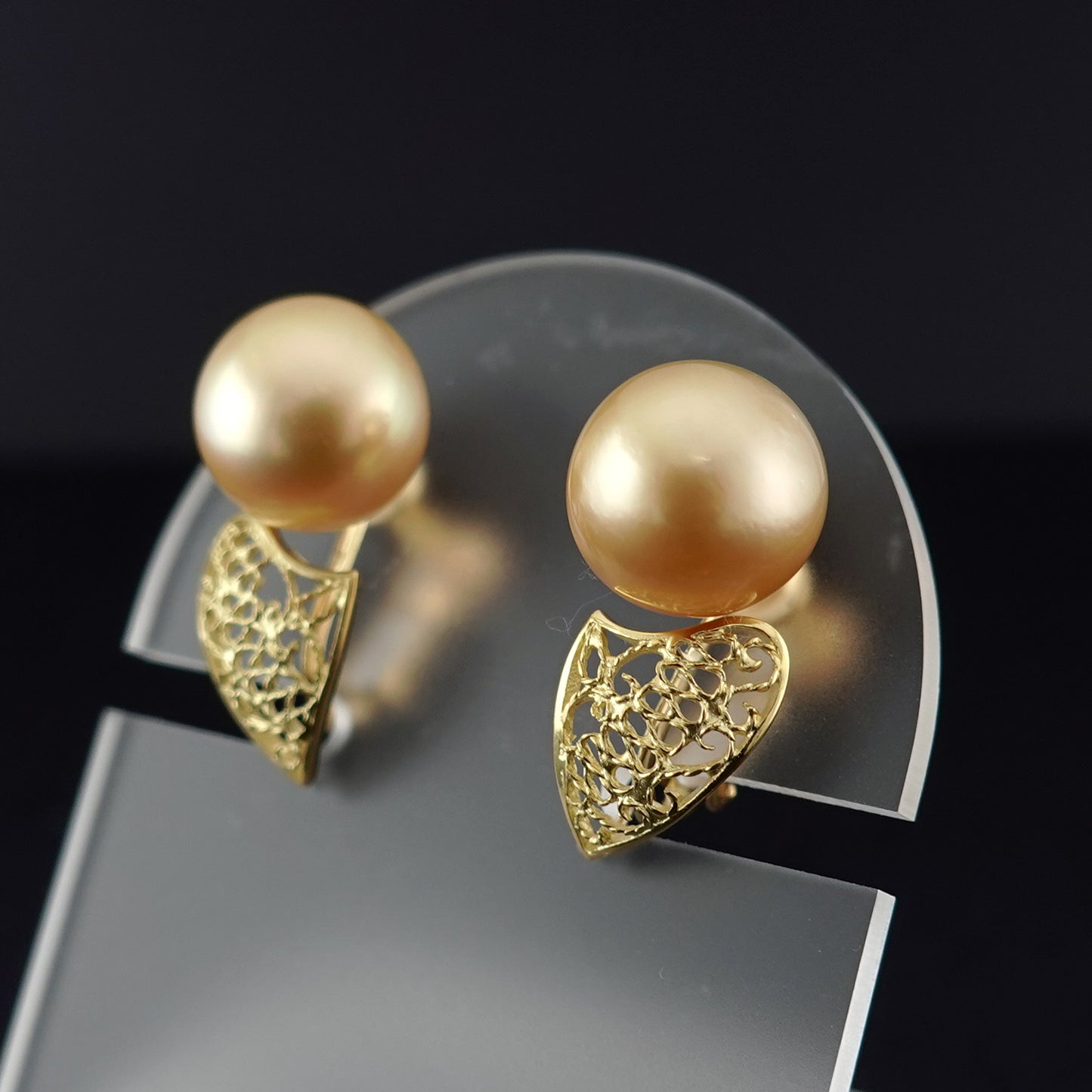 白蝶ゴールデンパールイヤリング10.3mm K18YGの透かし模様が印象的なきれいな金色の白蝶真珠を使用したイヤリング ERP-SC-G-10.3mm-K18YG-E-936