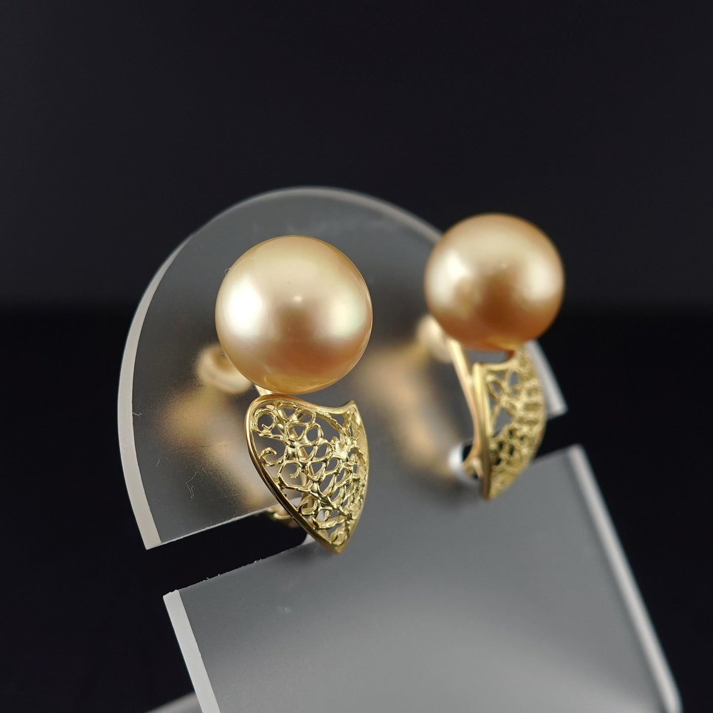 白蝶ゴールデンパールイヤリング10.3mm K18YGの透かし模様が印象的なきれいな金色の白蝶真珠を使用したイヤリング ERP-SC-G-10.3mm-K18YG-E-936