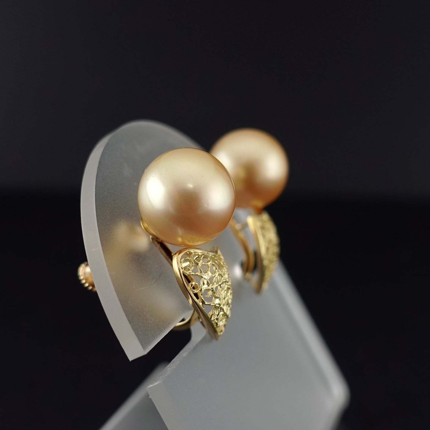 白蝶ゴールデンパールイヤリング10.3mm K18YGの透かし模様が印象的なきれいな金色の白蝶真珠を使用したイヤリング ERP-SC-G-10.3mm-K18YG-E-936