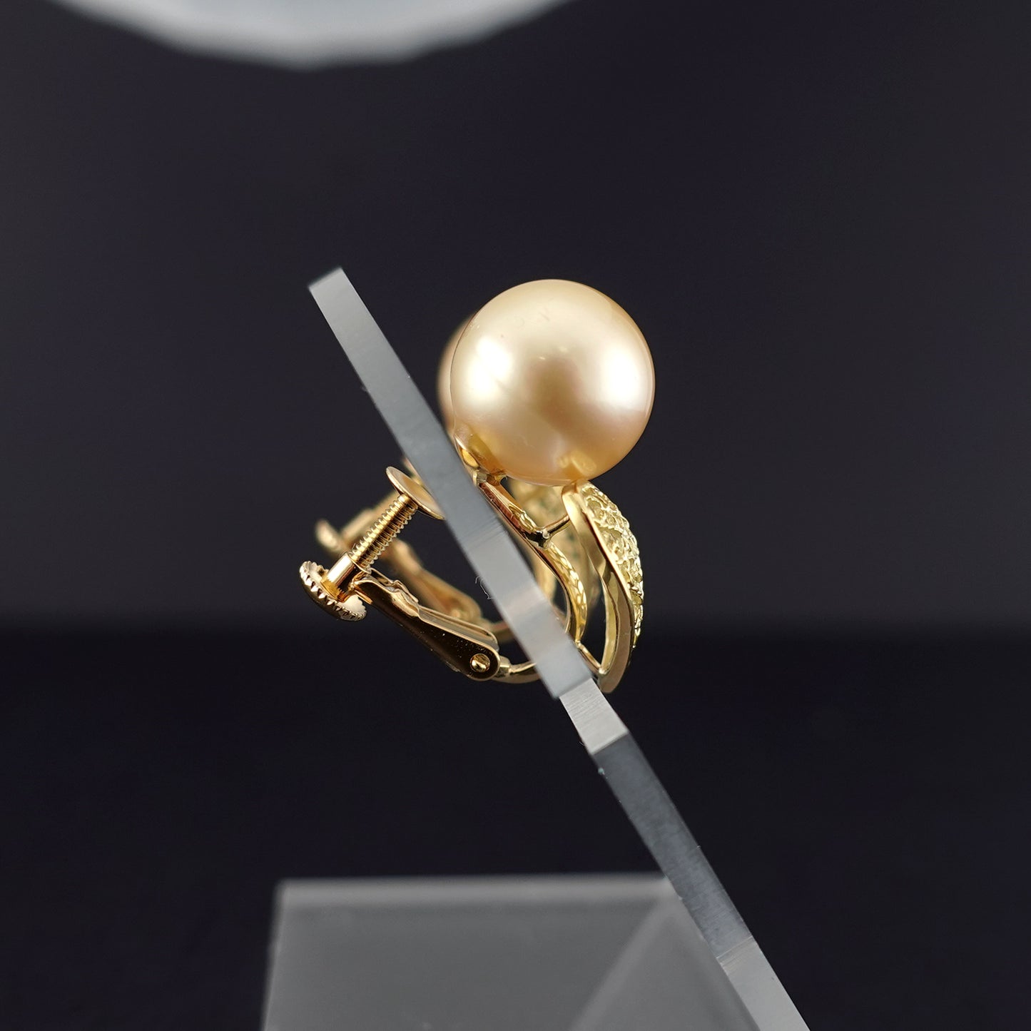 白蝶ゴールデンパールイヤリング10.3mm K18YGの透かし模様が印象的なきれいな金色の白蝶真珠を使用したイヤリング ERP-SC-G-10.3mm-K18YG-E-936