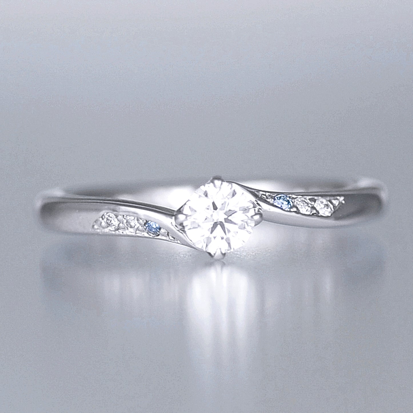 婚約指輪 クールなアイスブルーダイヤがアクセント メレーダイヤが斜めに入ったおしゃれなリング ESS192b-0.20ct