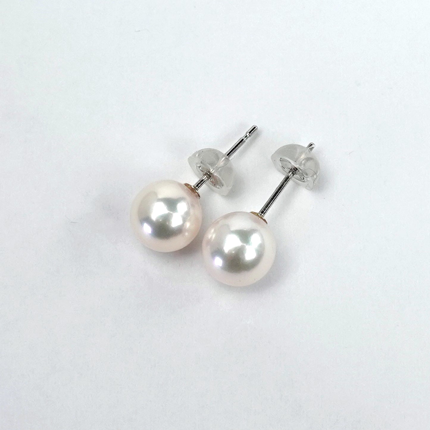 パールピアス シルバーホワイト系の中にピンク系の色が見られる照りの良いパール PE-P-6.8mm-K14WG-2025-アコヤ真珠