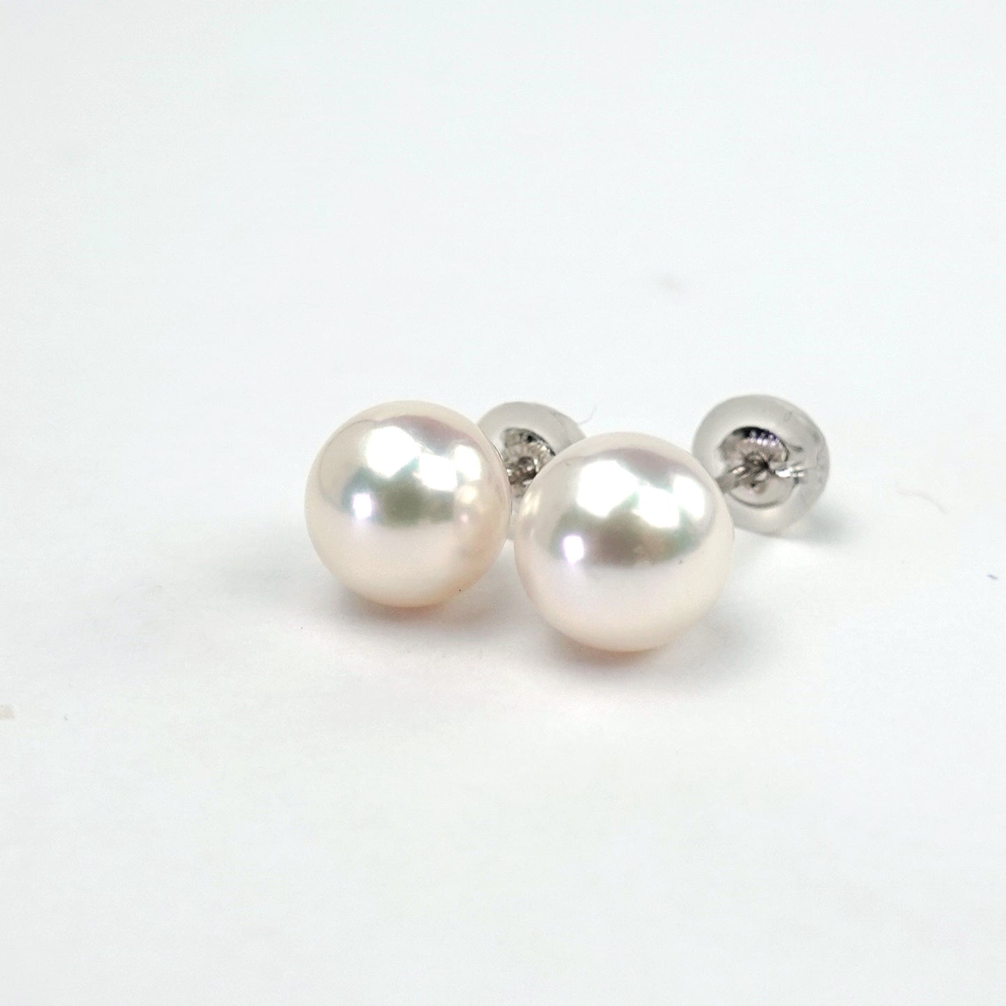 パールピアス シルバーホワイト系の中にピンク系の色が見られる照りの良いパール PE-P-6.8mm-K14WG-2025-アコヤ真珠