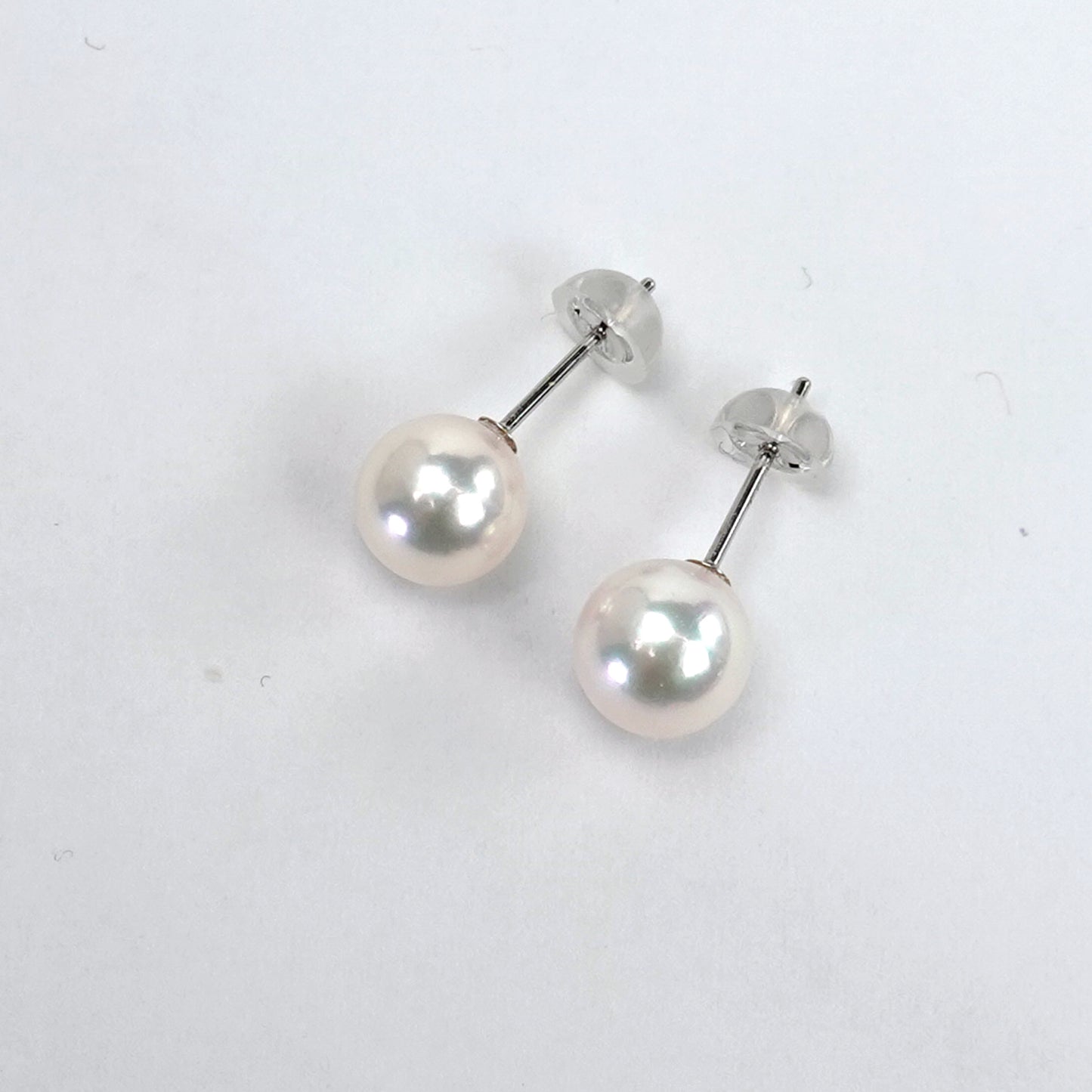 パールピアス シルバーホワイト系の中にピンク系の色が見られる照りの良いパール PE-P-6.8mm-K14WG-2025-アコヤ真珠