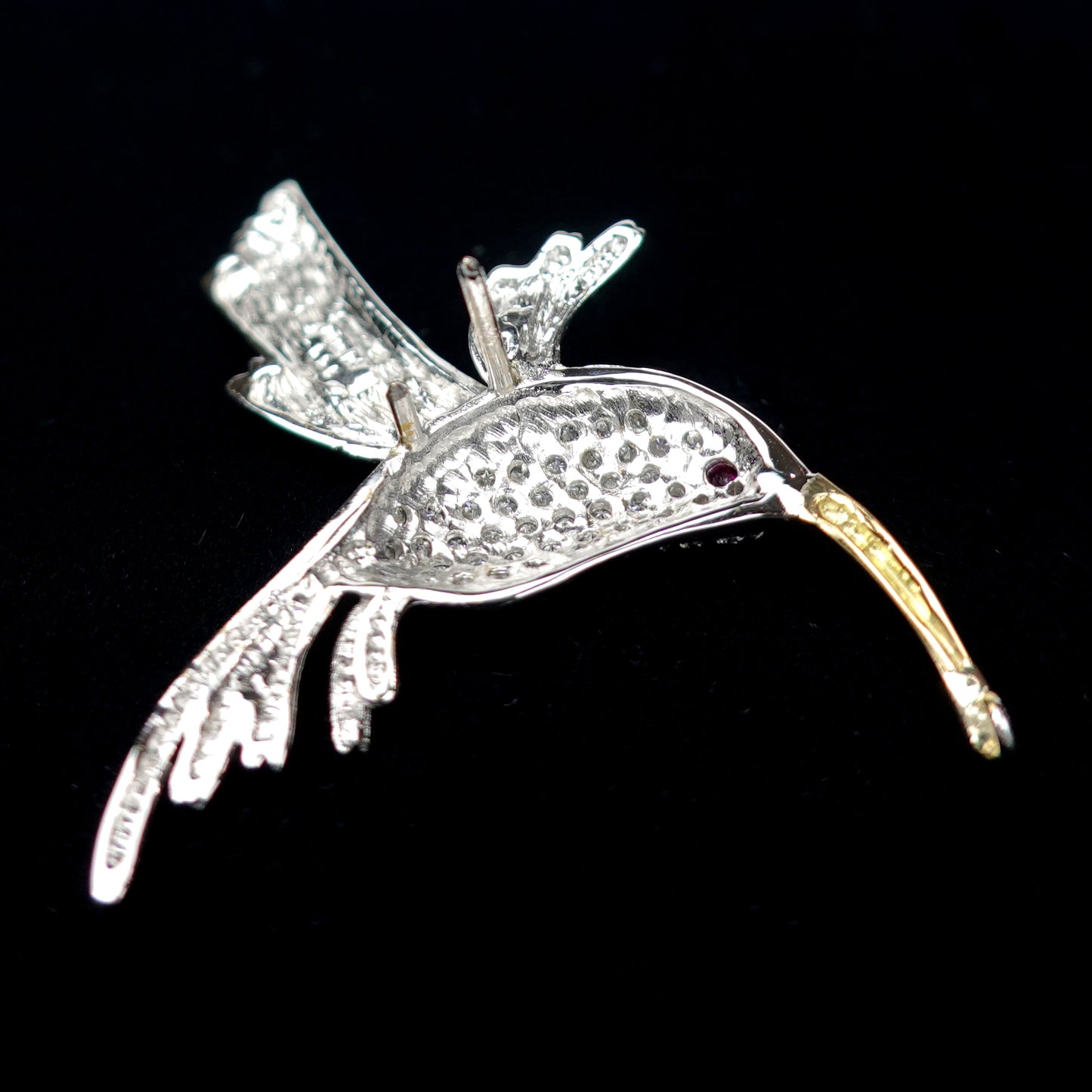 ダイヤモンドブローチ（ラペルピン） ルビーの目の可愛いハチドリの高級なブローチ BR(Ra)-D-504-1-K18WG