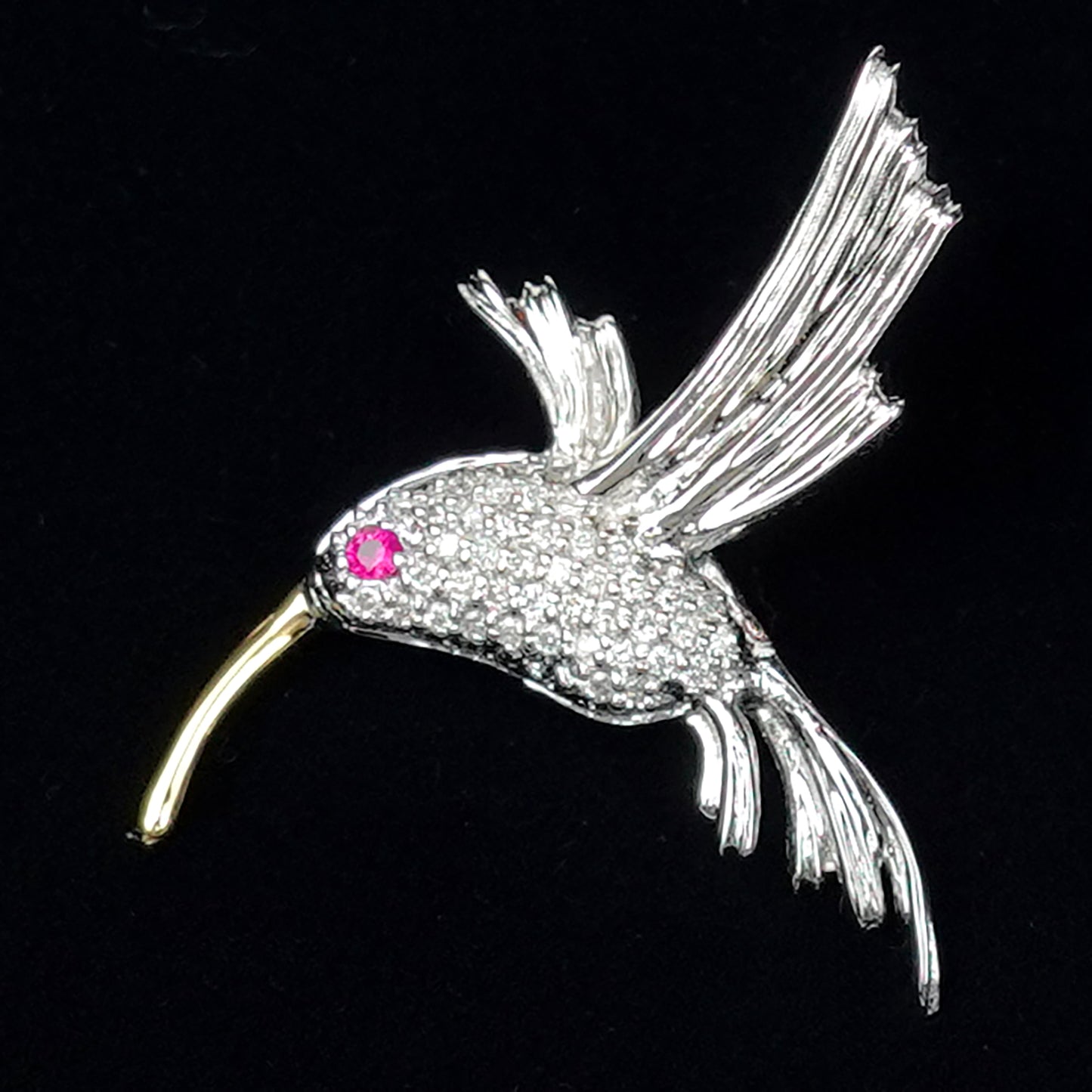 ダイヤモンドブローチ（ラペルピン） ルビーの目の可愛いハチドリの高級なブローチ BR(Ra)-D-504-1-K18WG