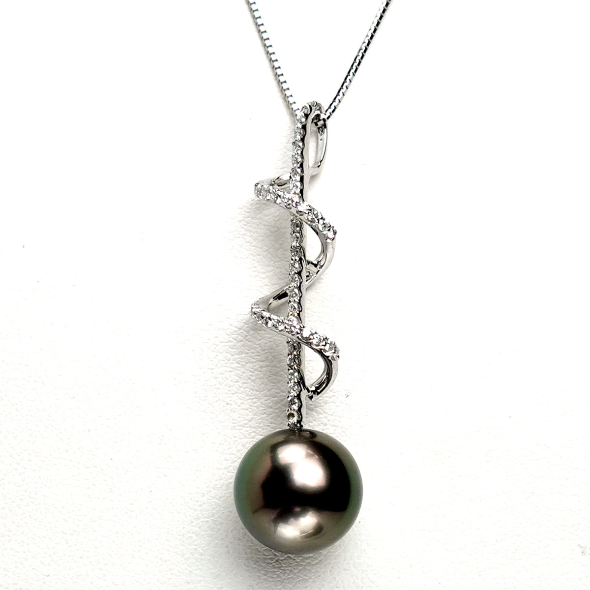 【BlackLip花珠】黒蝶真珠ペンダントトップ 色・照りが美しい高品質の黒蝶真珠（11.5mm）51個のダイヤモンドで高級感アップ！ PHKC-11.5mm-K18WG-XXX632