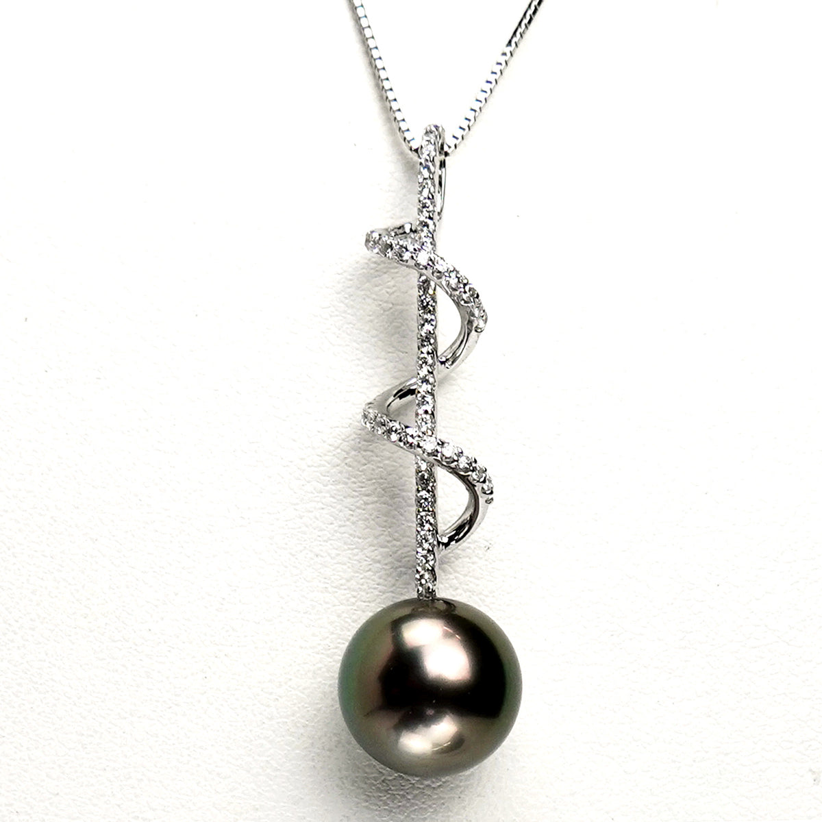 【BlackLip花珠】黒蝶真珠ペンダントトップ 色・照りが美しい高品質の黒蝶真珠（11.5mm）51個のダイヤモンドで高級感アップ！ PHKC-11.5mm-K18WG-XXX632