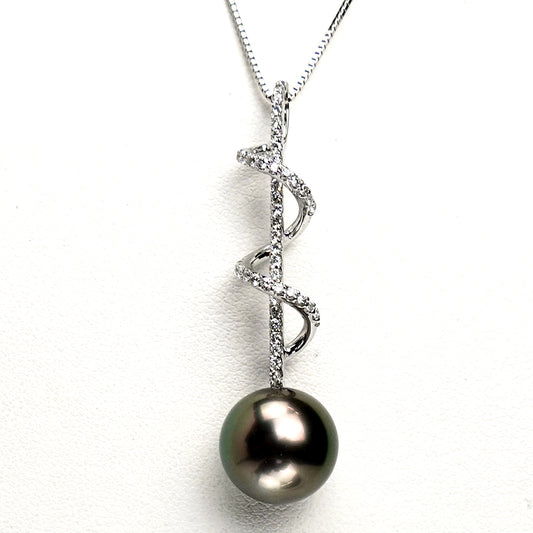 【BlackLip花珠】黒蝶真珠ペンダントトップ 色・照りが美しい高品質の黒蝶真珠（11.5mm）51個のダイヤモンドで高級感アップ！ PHKC-11.5mm-K18WG-XXX632