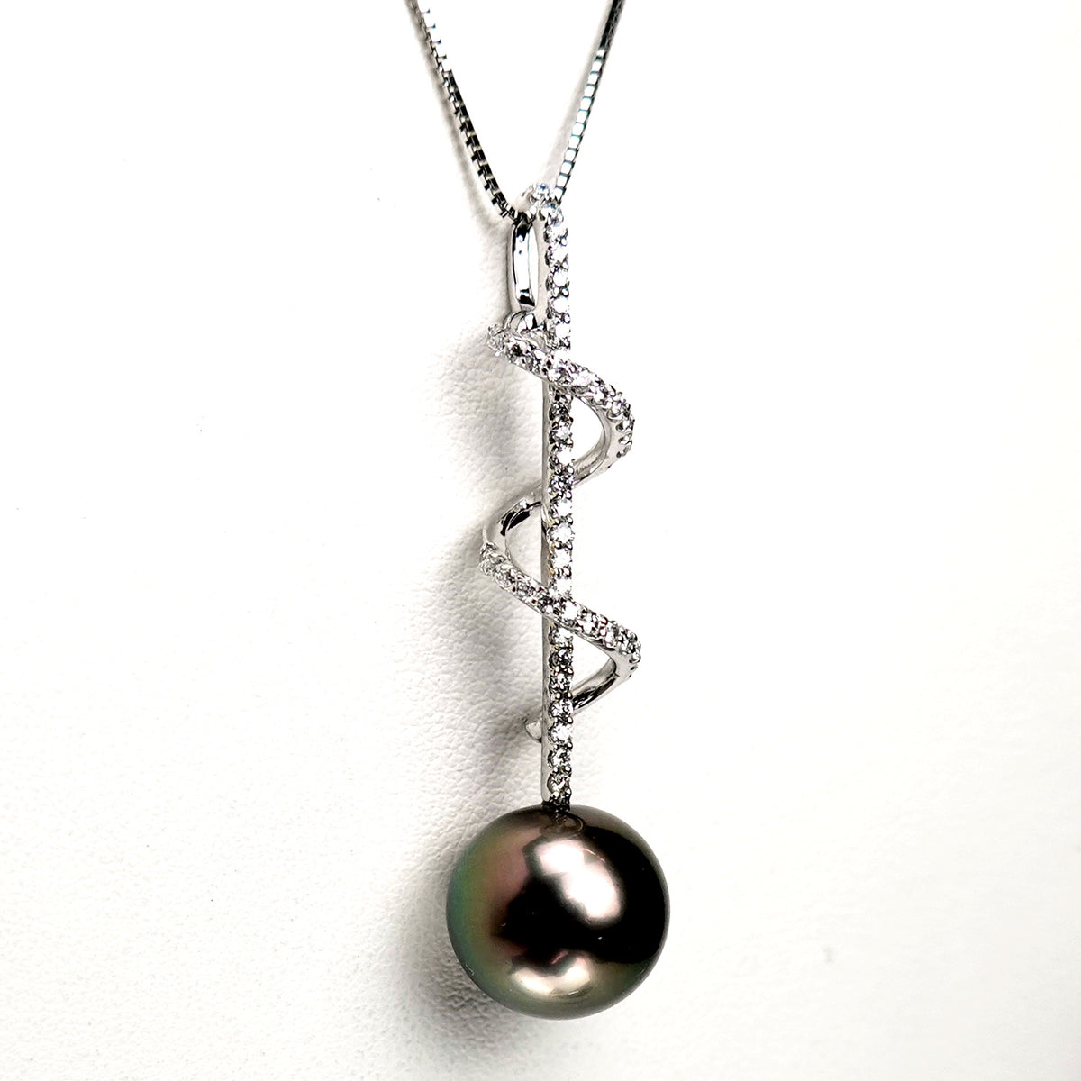 【BlackLip花珠】黒蝶真珠ペンダントトップ 色・照りが美しい高品質の黒蝶真珠（11.5mm）51個のダイヤモンドで高級感アップ！ PHKC-11.5mm-K18WG-XXX632