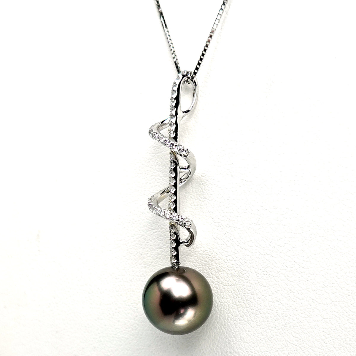 【BlackLip花珠】黒蝶真珠ペンダントトップ 色・照りが美しい高品質の黒蝶真珠（11.5mm）51個のダイヤモンドで高級感アップ！ PHKC-11.5mm-K18WG-XXX632