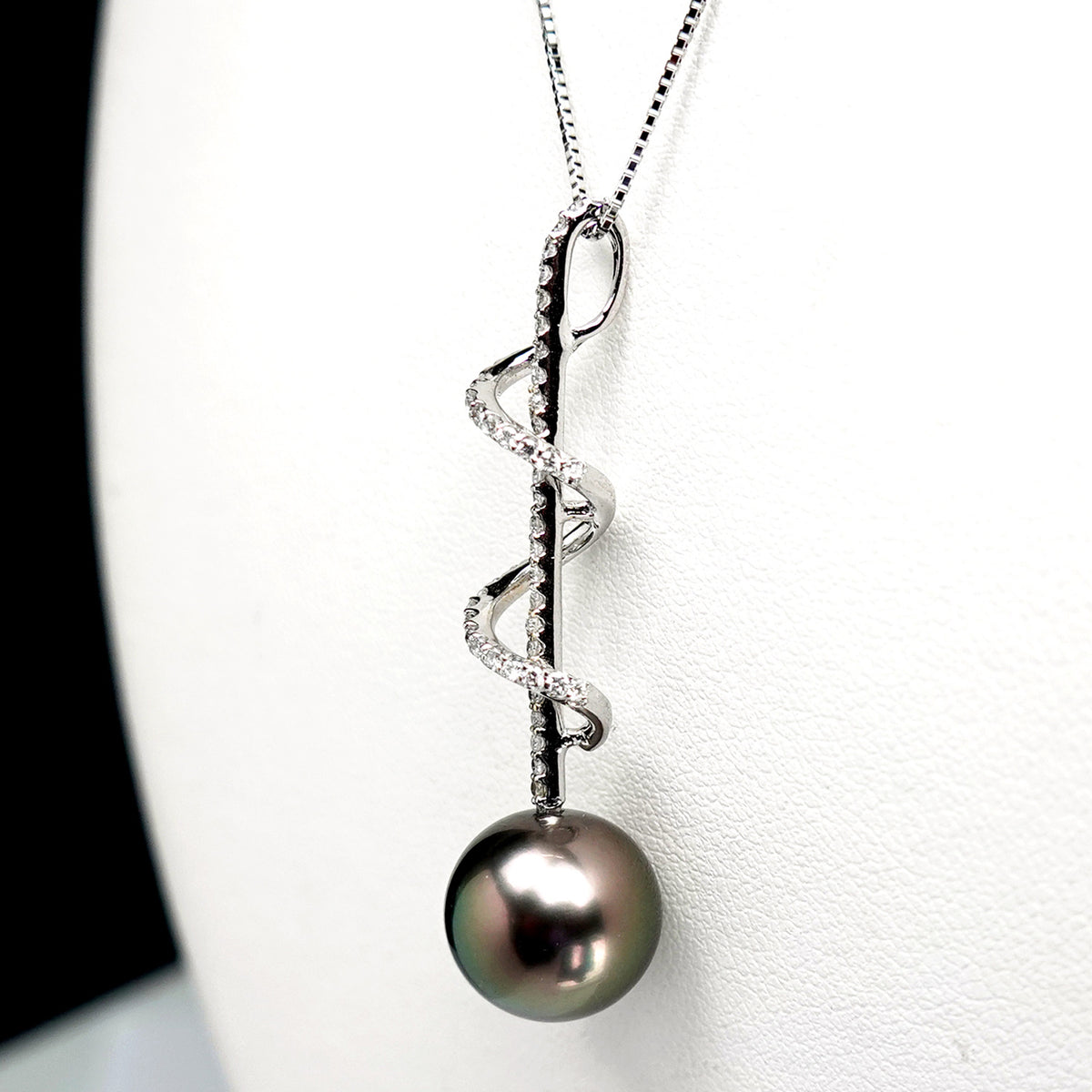【BlackLip花珠】黒蝶真珠ペンダントトップ 色・照りが美しい高品質の黒蝶真珠（11.5mm）51個のダイヤモンドで高級感アップ！ PHKC-11.5mm-K18WG-XXX632