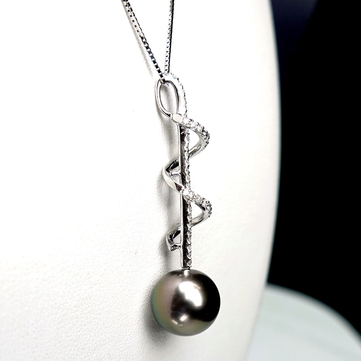 【BlackLip花珠】黒蝶真珠ペンダントトップ 色・照りが美しい高品質の黒蝶真珠（11.5mm）51個のダイヤモンドで高級感アップ！ PHKC-11.5mm-K18WG-XXX632