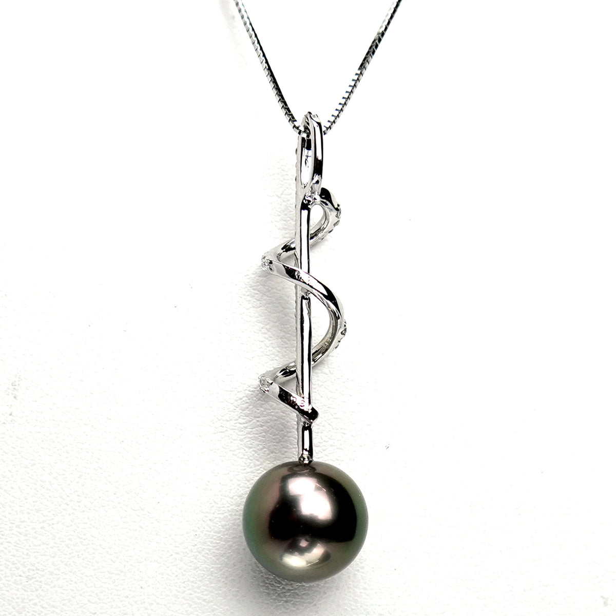 【BlackLip花珠】黒蝶真珠ペンダントトップ 色・照りが美しい高品質の黒蝶真珠（11.5mm）51個のダイヤモンドで高級感アップ！ PHKC-11.5mm-K18WG-XXX632