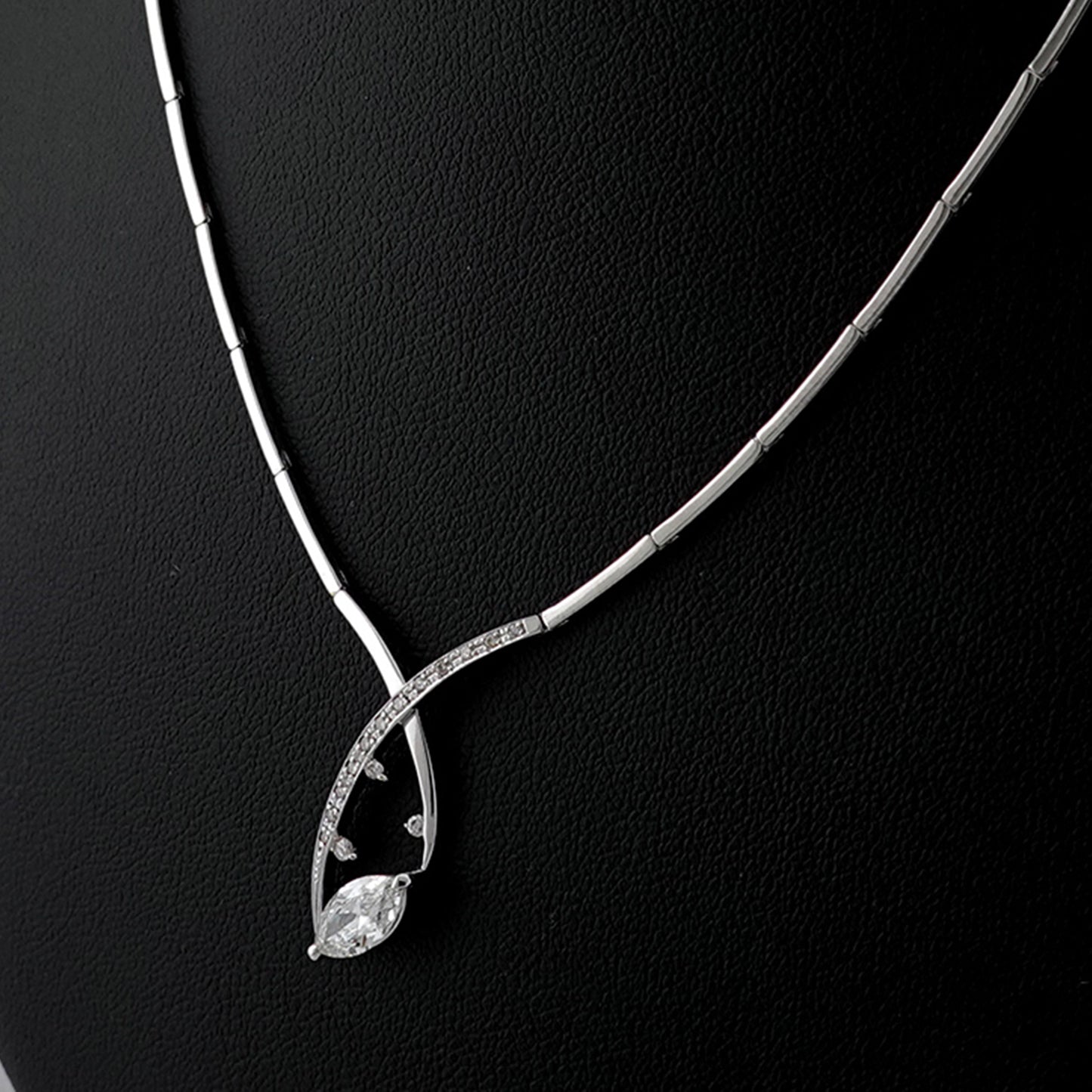 ダイヤモンドペンダント 張りのあるネックレスとマーキースダイヤモンドの組み合わせで高級感あふれるデザインに PND-MQ-K18WG-0.698ct＋0.10ct