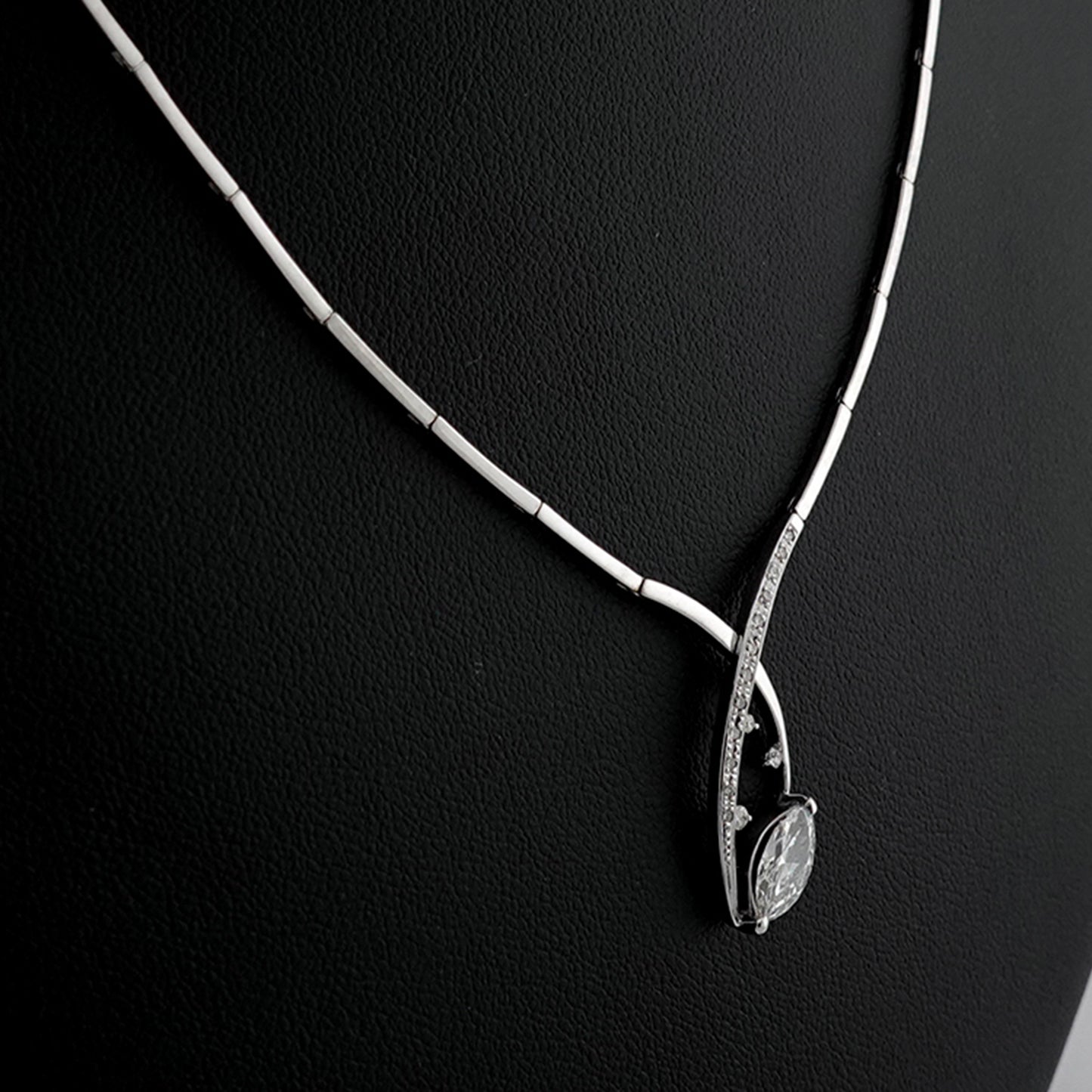 ダイヤモンドペンダント 張りのあるネックレスとマーキースダイヤモンドの組み合わせで高級感あふれるデザインに PND-MQ-K18WG-0.698ct＋0.10ct