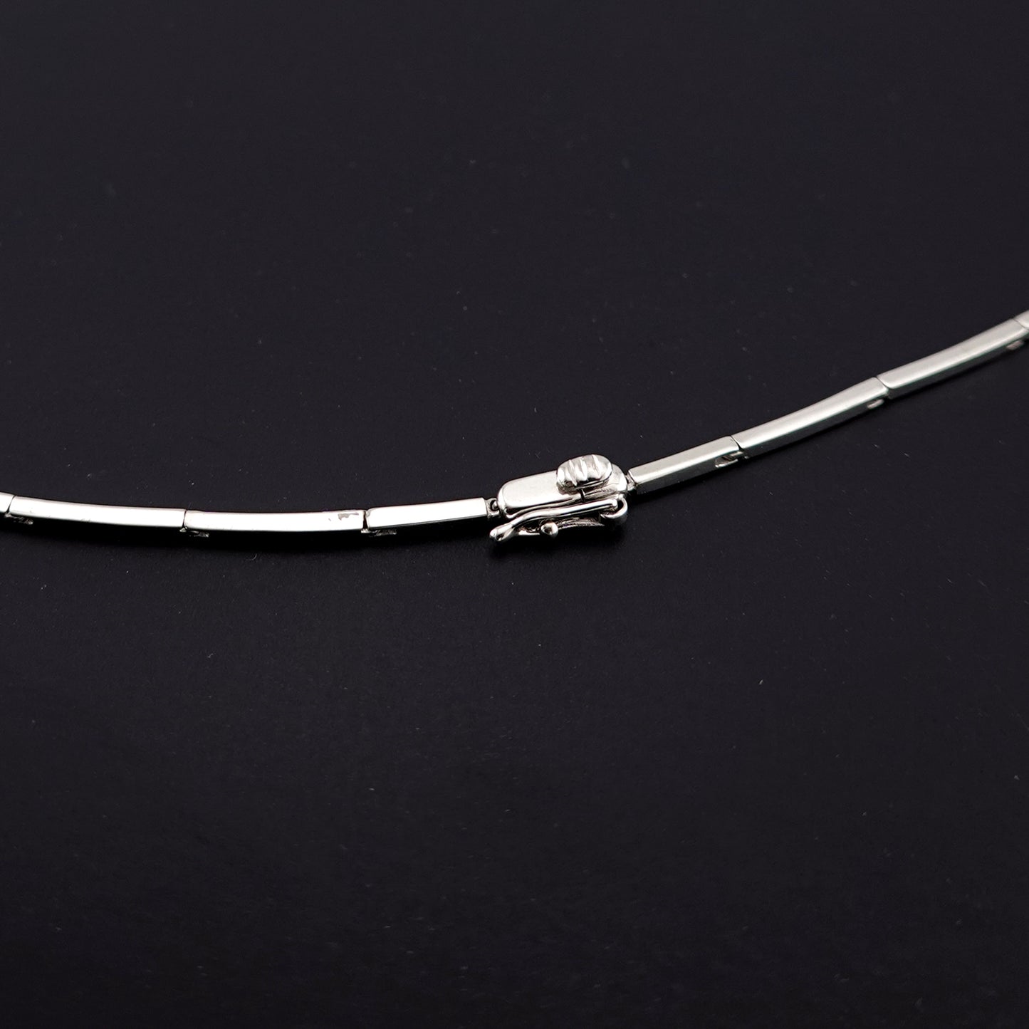 ダイヤモンドペンダント 張りのあるネックレスとマーキースダイヤモンドの組み合わせで高級感あふれるデザインに PND-MQ-K18WG-0.698ct＋0.10ct