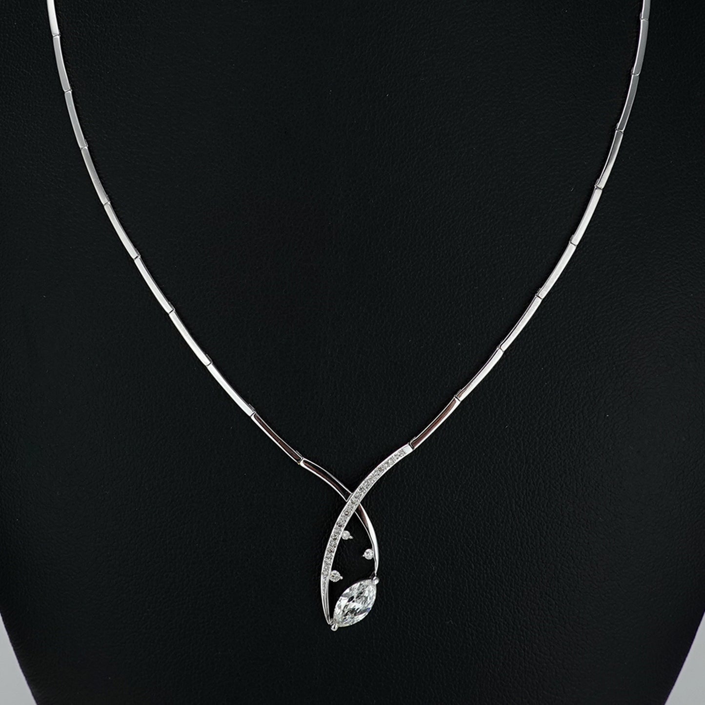 ダイヤモンドペンダント 張りのあるネックレスとマーキースダイヤモンドの組み合わせで高級感あふれるデザインに PND-MQ-K18WG-0.698ct＋0.10ct