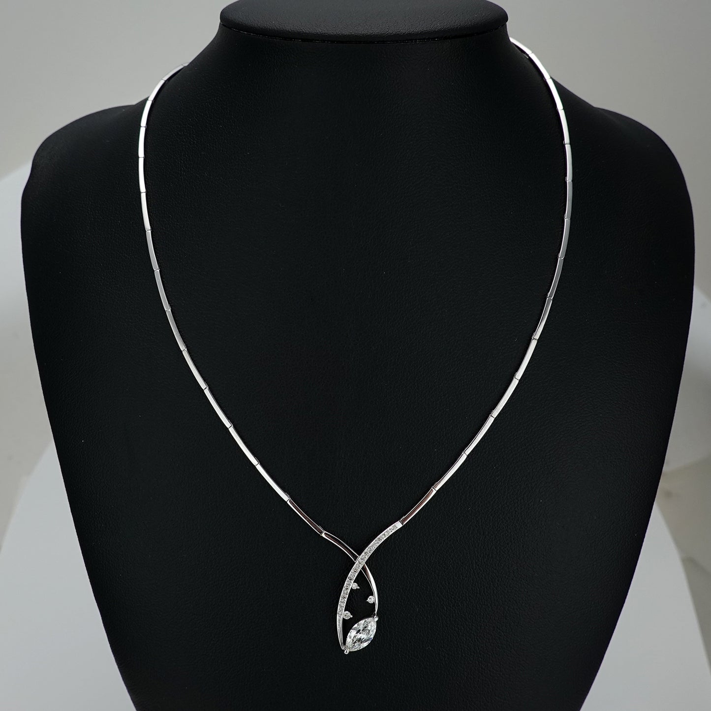 ダイヤモンドペンダント 張りのあるネックレスとマーキースダイヤモンドの組み合わせで高級感あふれるデザインに PND-MQ-K18WG-0.698ct＋0.10ct