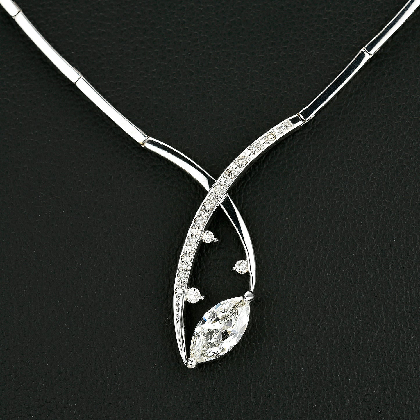 ダイヤモンドペンダント 張りのあるネックレスとマーキースダイヤモンドの組み合わせで高級感あふれるデザインに PND-MQ-K18WG-0.698ct＋0.10ct