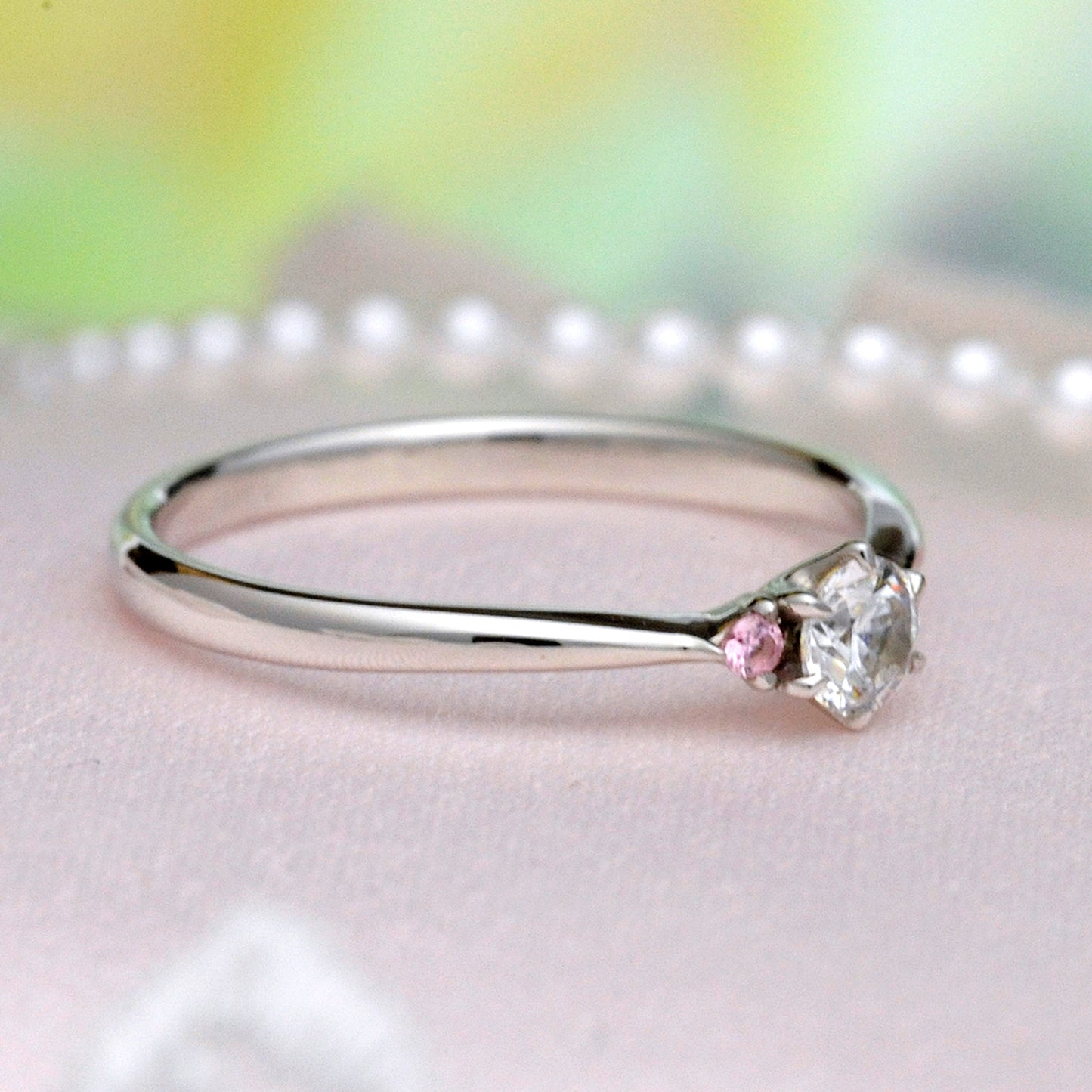 プラチナ婚約指輪 ピンクサファイヤを2個使用した緩やかなV字リング EKH01Kps-0.18ct