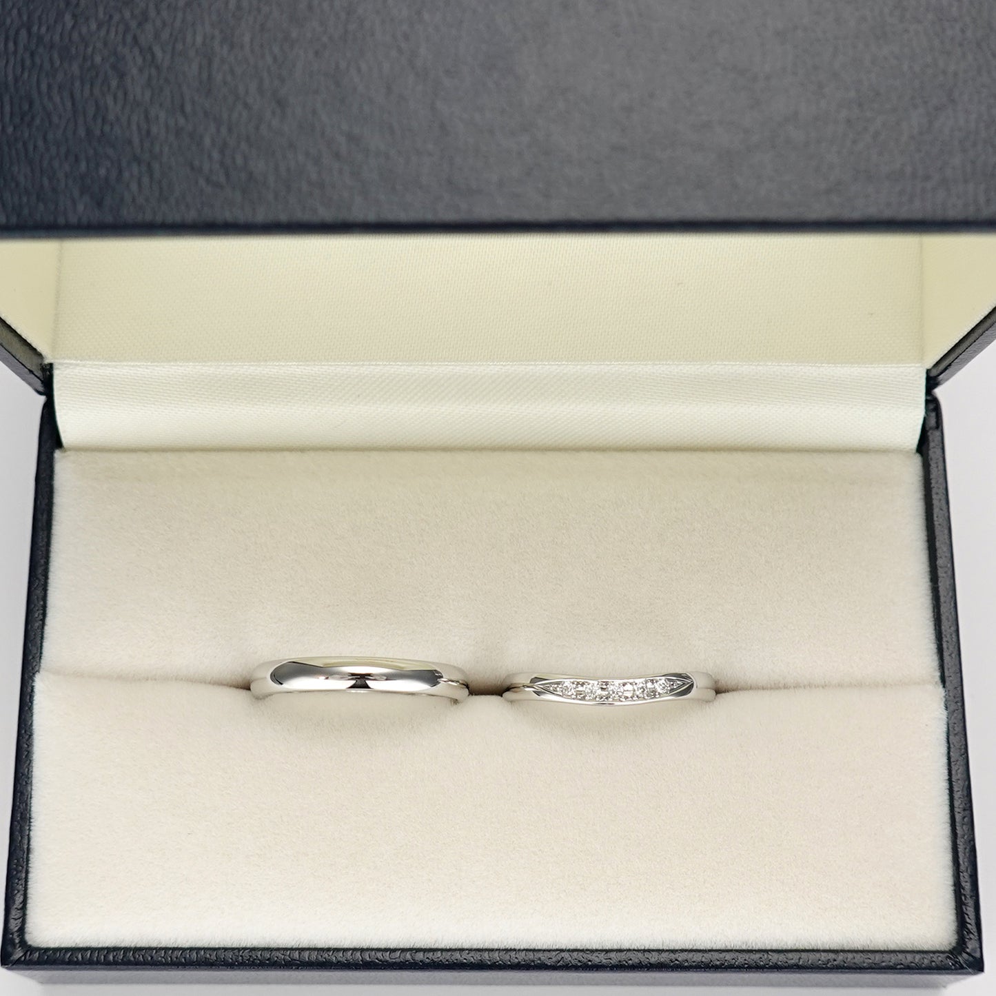 【鍛造】結婚指輪ペア（Pt950） 女性用は鍛造では珍しい緩やかなやU字デザインのリング、高品位プラチナとH&Cダイヤを使用した高品質リング MPKK82-25Dh5-KK80-30-Pt950