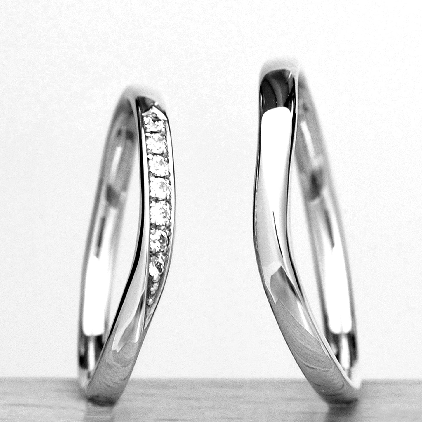 【Harmony】結婚指輪ペア   細めで緩やかなカーブの指輪  内側にブルーサファイヤ入り MpHa01LM